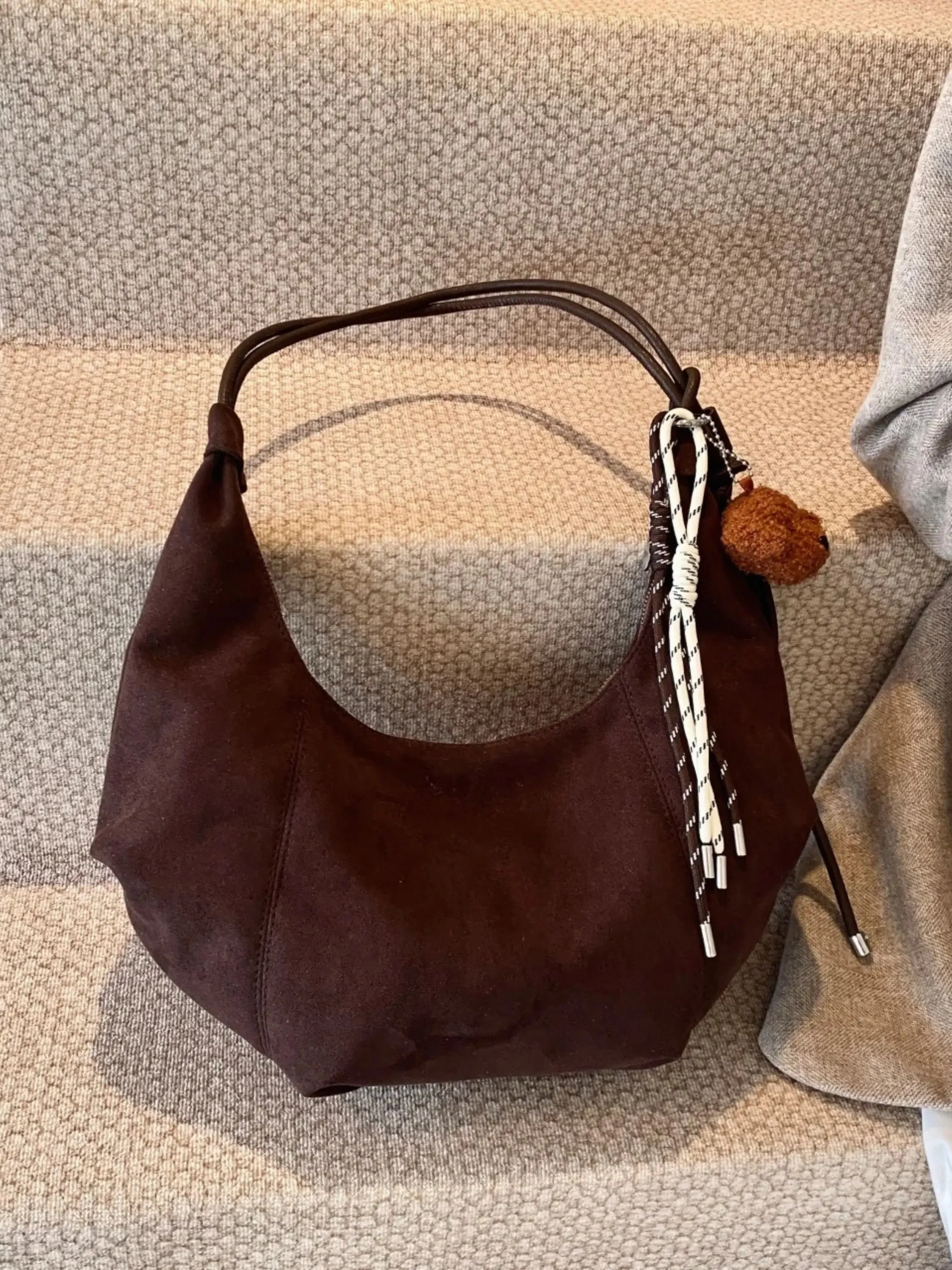 Amalia | Wildleder Boho-Chic Hobo Tasche mit Verspielt Charme - Image 4