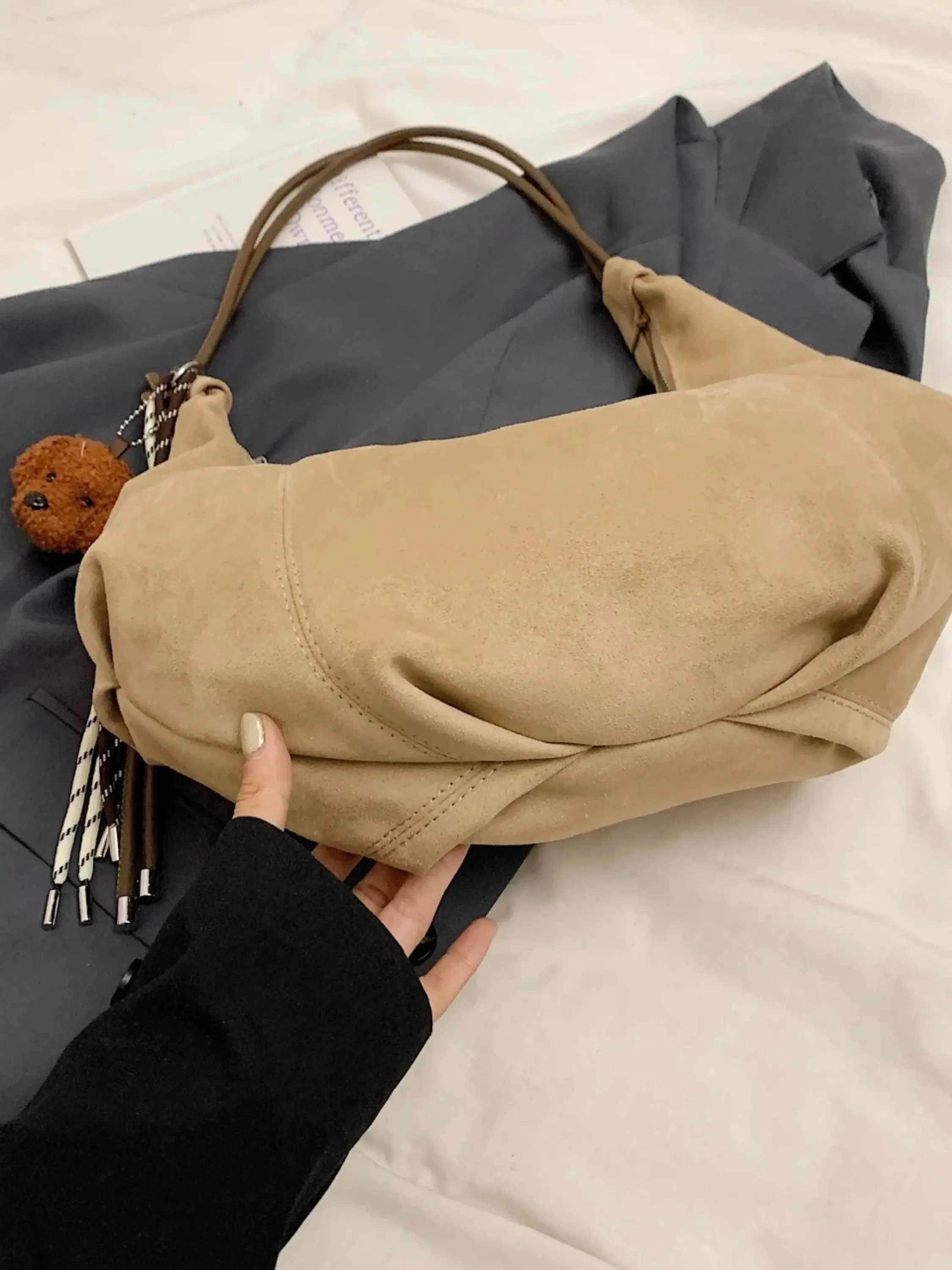 Amalia | Wildleder Boho-Chic Hobo Tasche mit Verspielt Charme - Image 6
