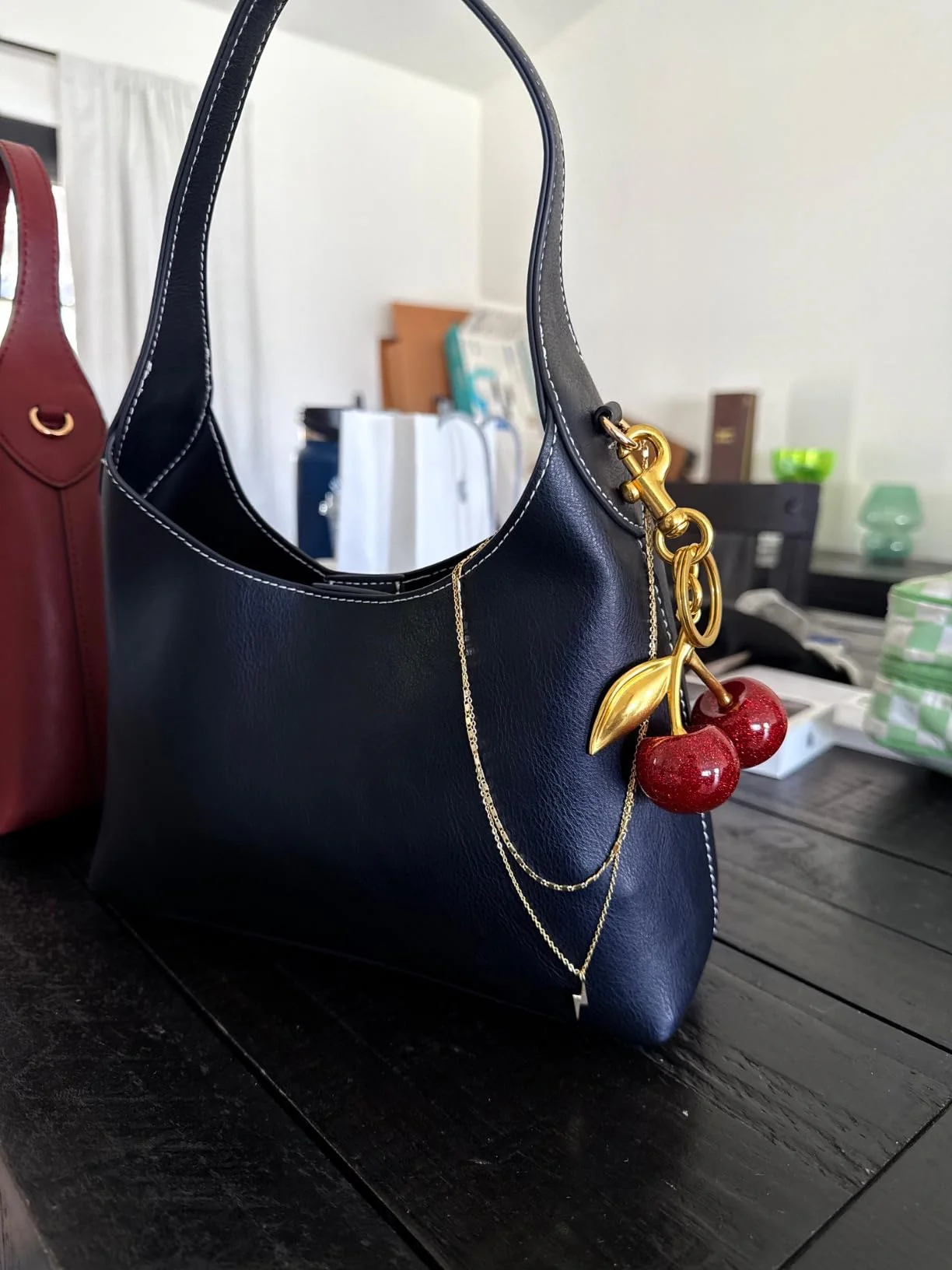 Amelia | Stilvolle Damentasche in Schwarz mit Kirschanhänger – Zeitlos und einzigartig - Image 7