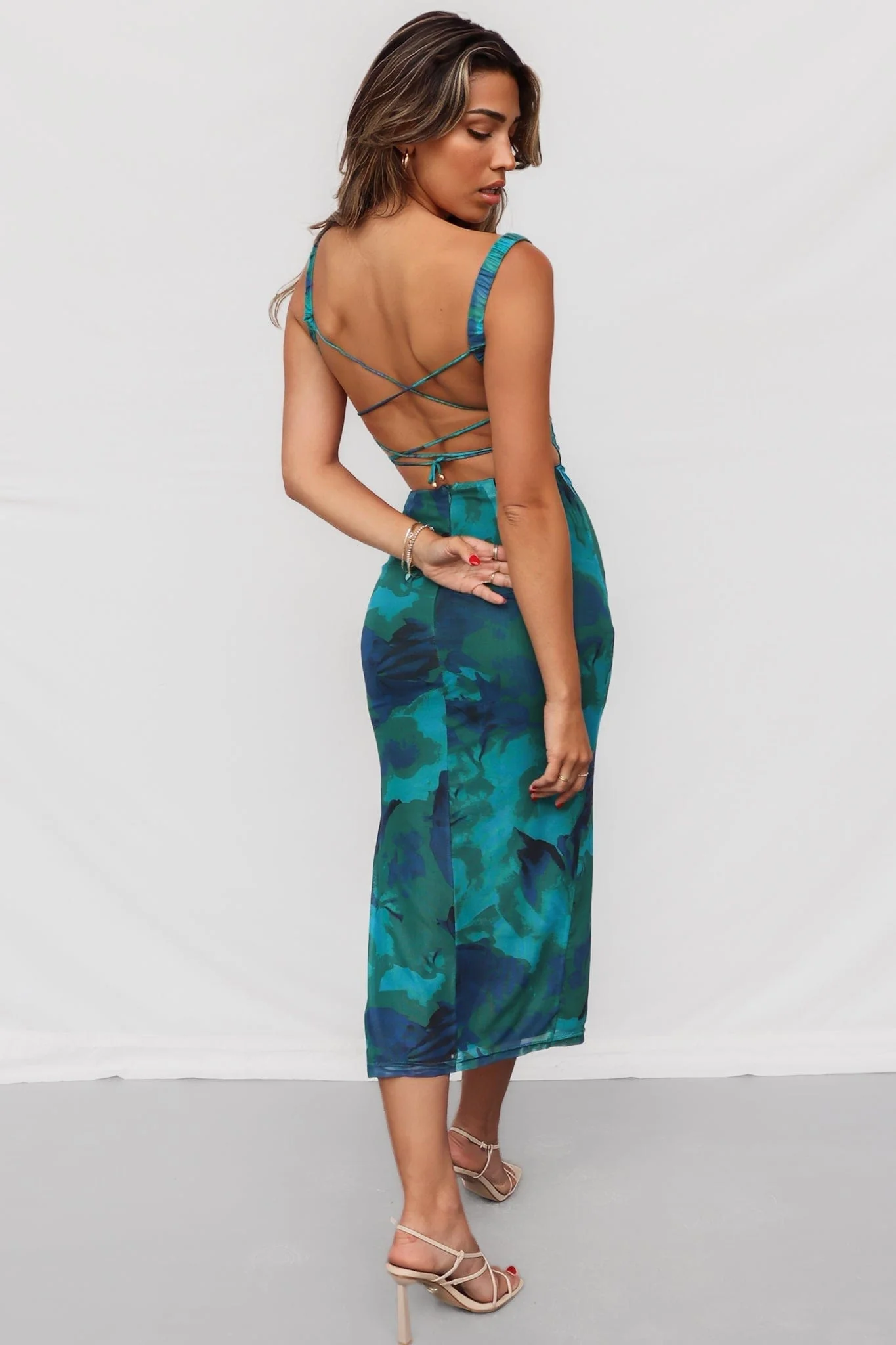 Bettina | Rückenfreies Sommerkleid mit feiner Schnürung - Image 3