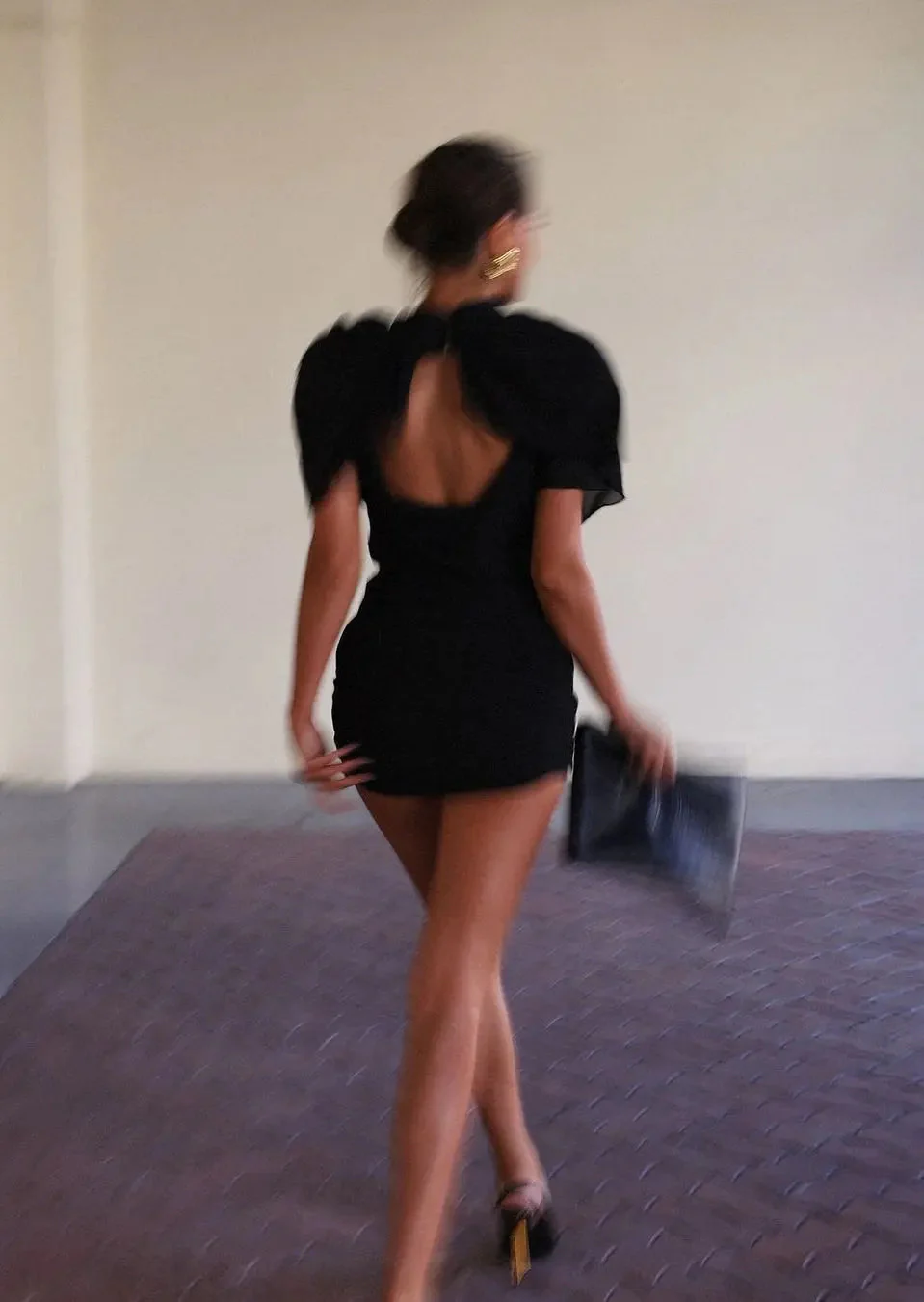 Carmen | Schwarzes Drapé-Minikleid mit Hohem Schulterbereich - Image 4