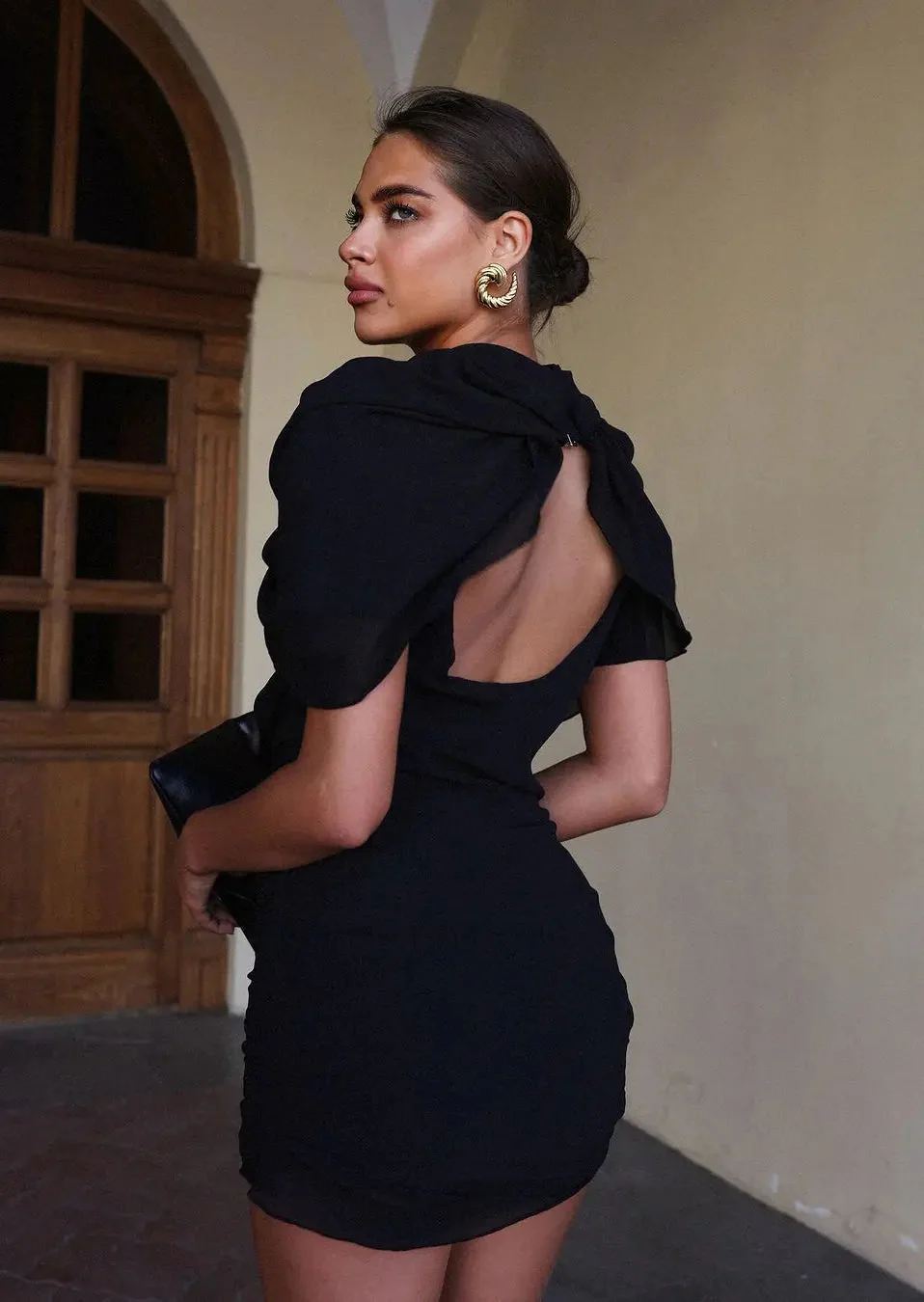 Carmen | Schwarzes Drapiertes Minikleid mit Hohem Schulterbereich - Image 9