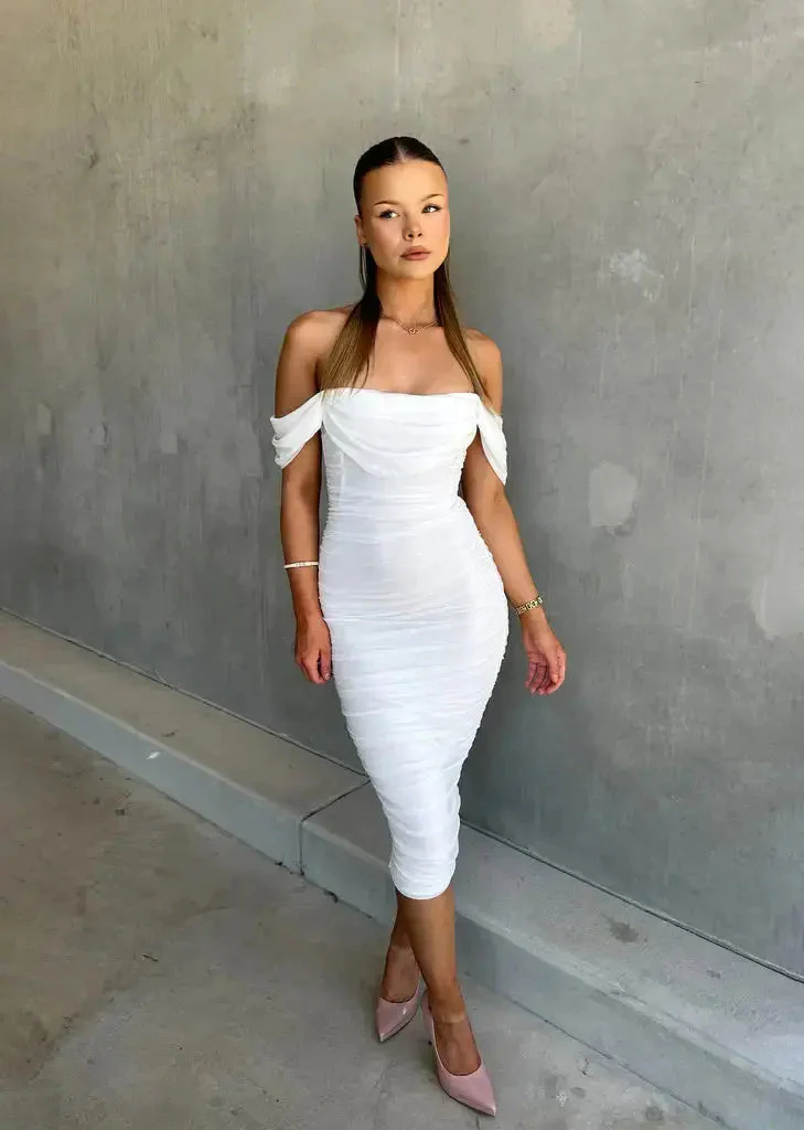 Chloë | Elegantes off-shoulder weißes Bodycon-Midi-Kleid mit Rüschen - Image 3