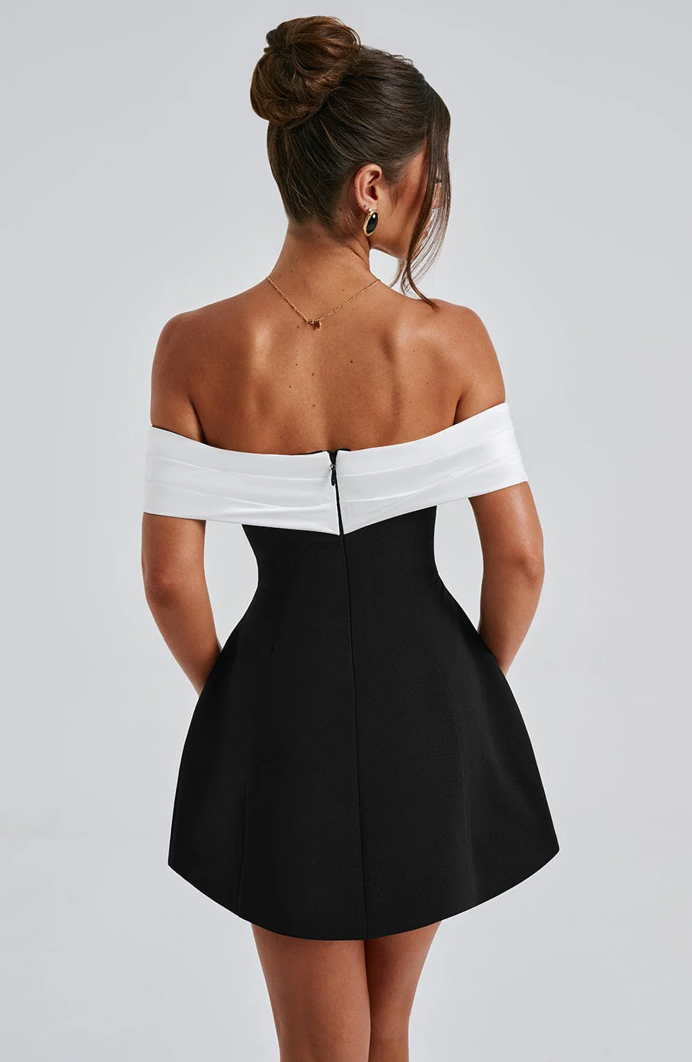 Delta | Schulterfreies Minikleid mit Kontrastoberteil - Image 7