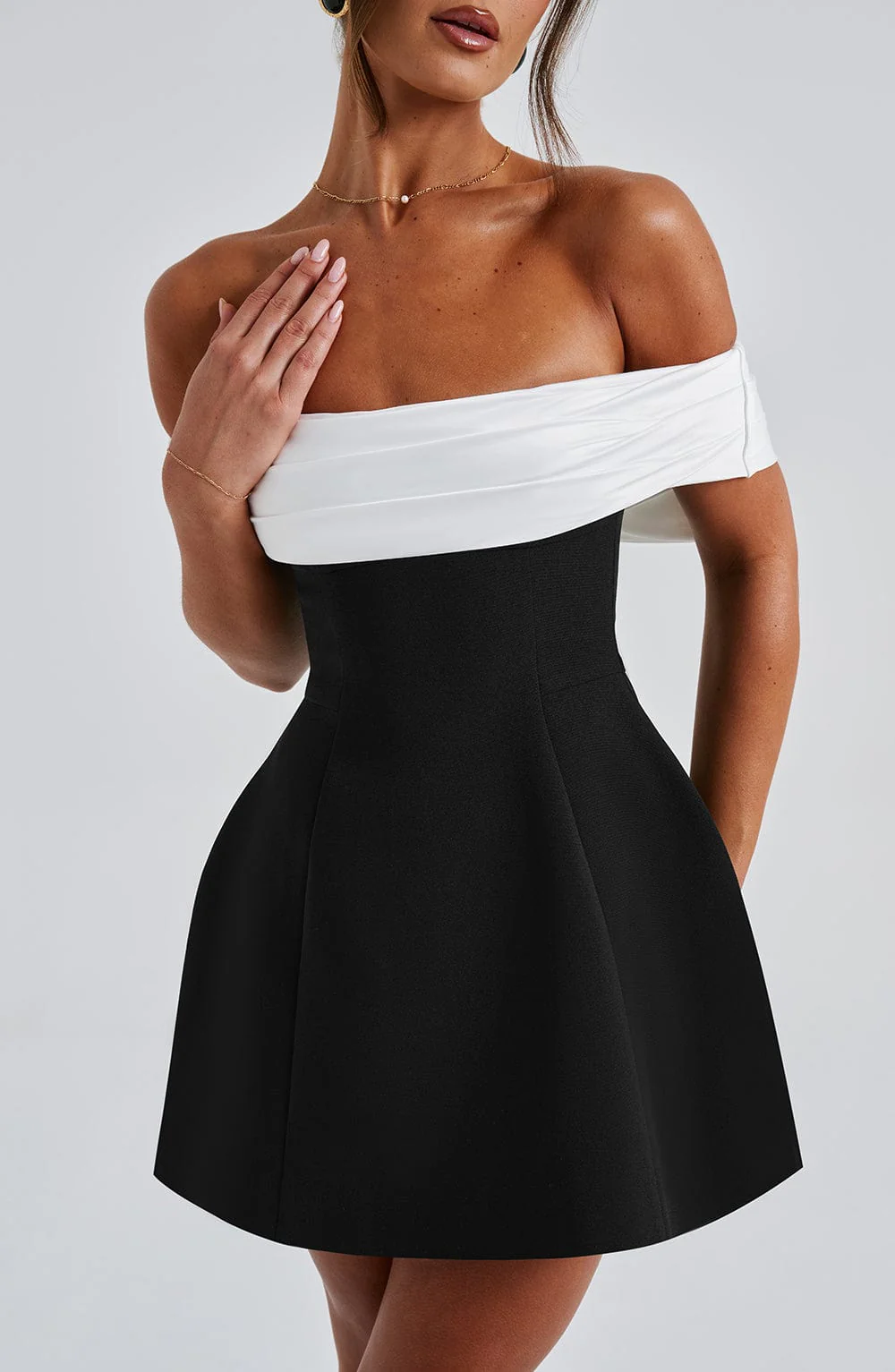 Delta | Schulterfreies Minikleid mit Kontrastoberteil - Image 4