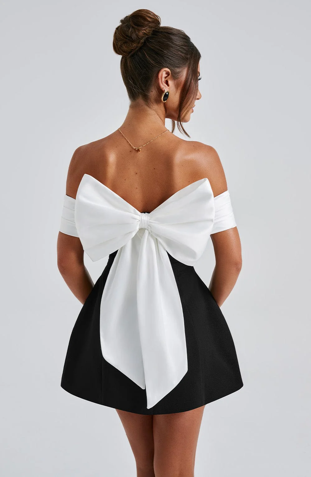 Delta | Schulterfreies Minikleid mit Kontrastoberteil - Image 6