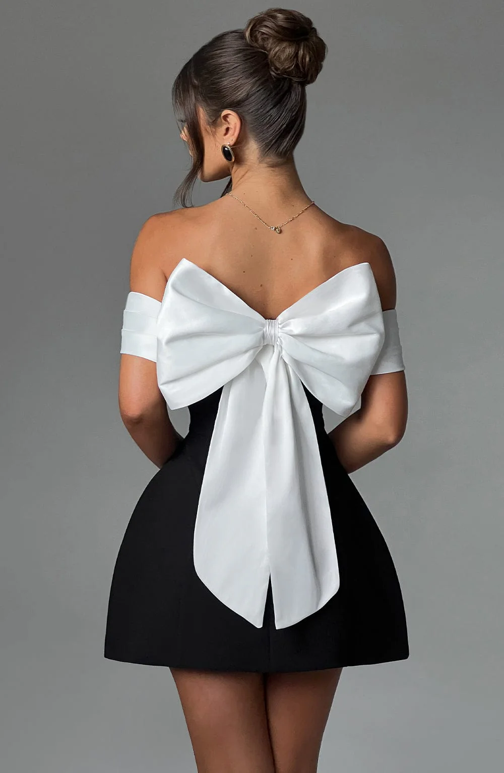 Delta | Schulterfreies Minikleid mit Kontrastoberteil - Image 10