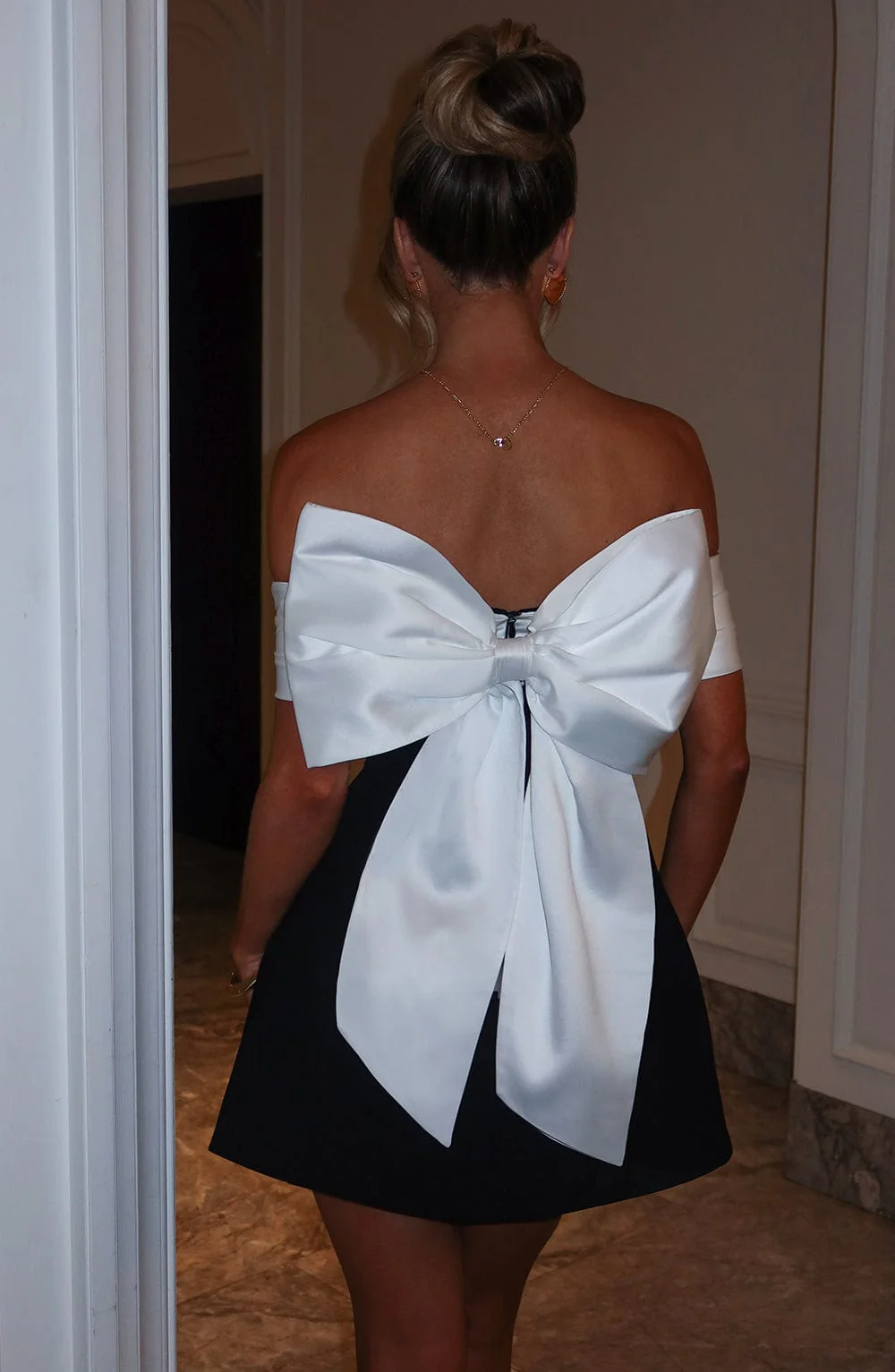 Delta | Schulterfreies Minikleid mit Kontrastoberteil - Image 2