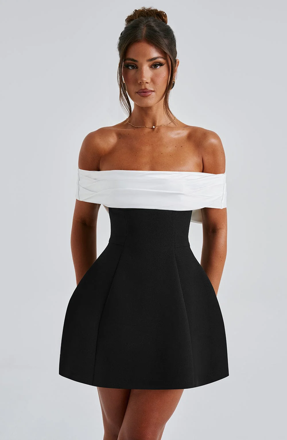 Delta | Schulterfreies Minikleid mit Kontrastoberteil - Image 5
