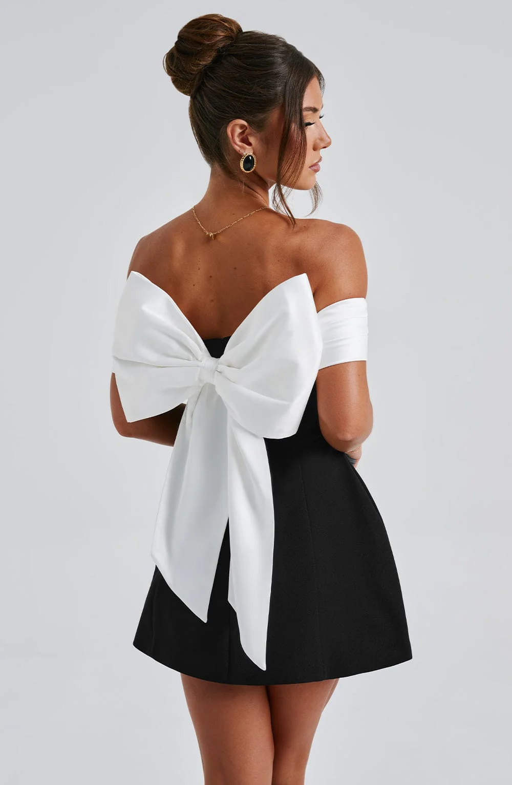 Delta | Schulterfreies Minikleid mit Kontrastoberteil - Image 9