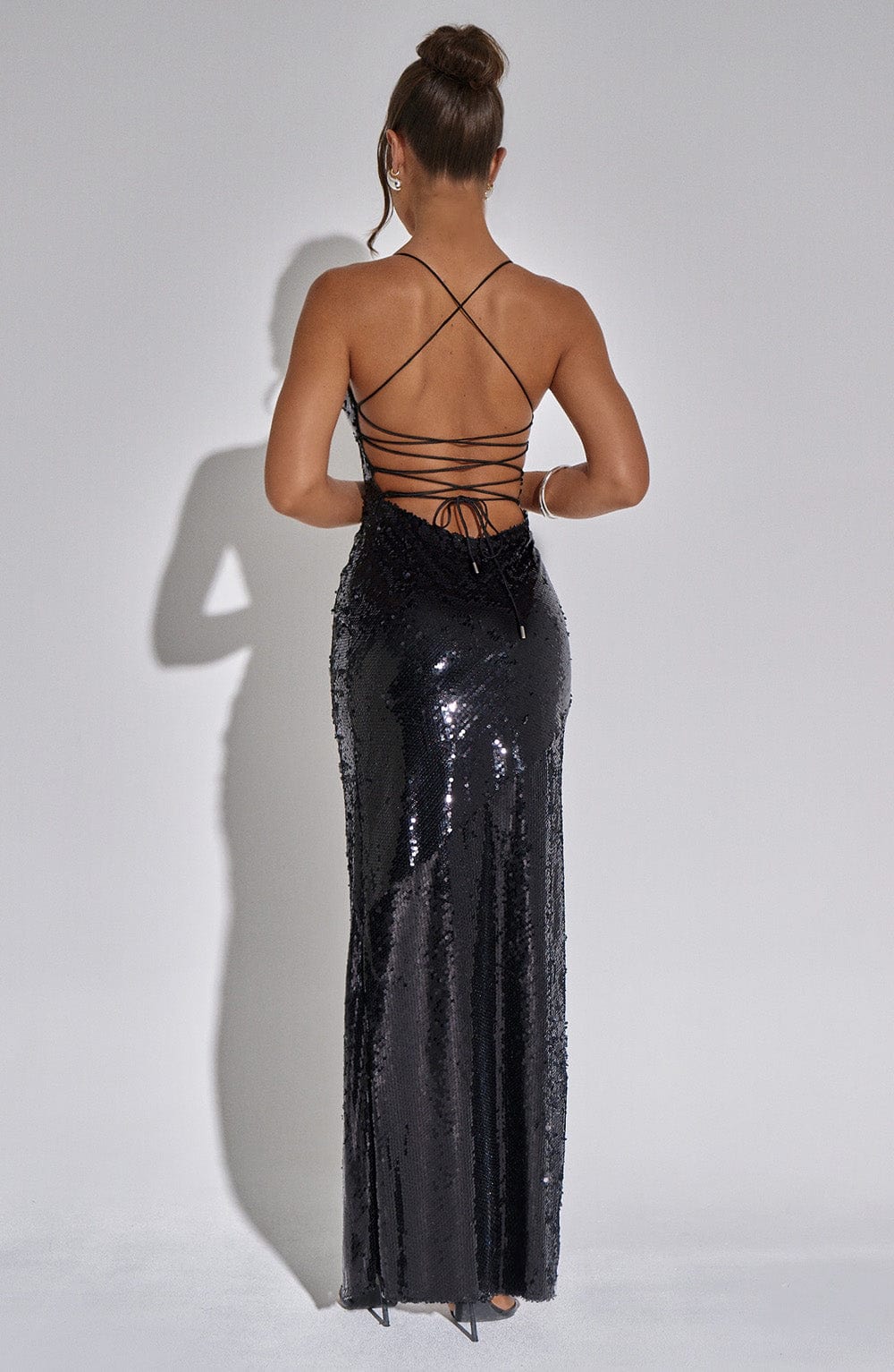 Dyonne | Schwarzes Paillettenkleid mit Beinausschnitt & Spaghettiträgern - Image 2