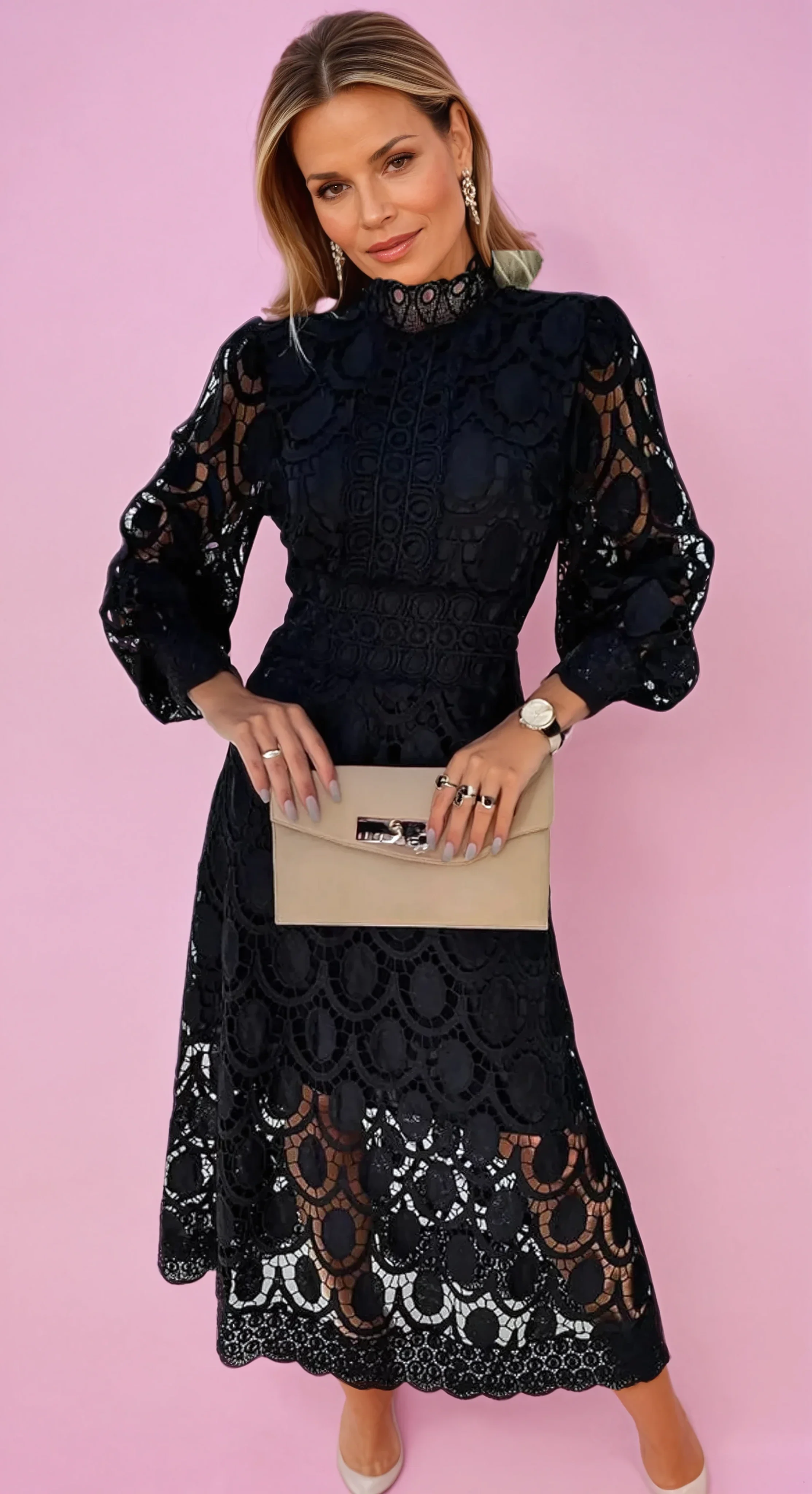 Elegantes Spitzenkleid mit hohem Kragen und transparenten Details