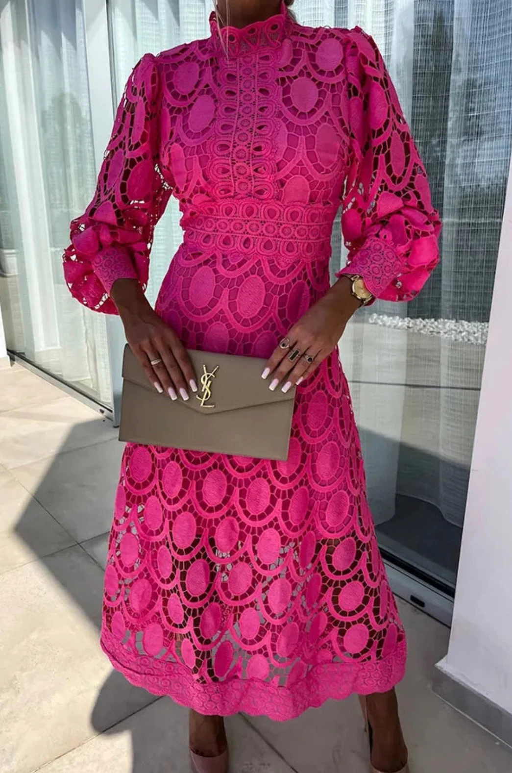 Elegantes Spitzenkleid mit hohem Kragen und transparenten Details - Image 2