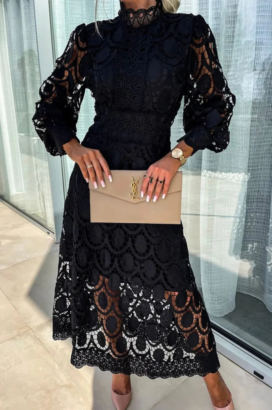 Elegantes Spitzenkleid mit hohem Kragen und transparenten Details - Image 4