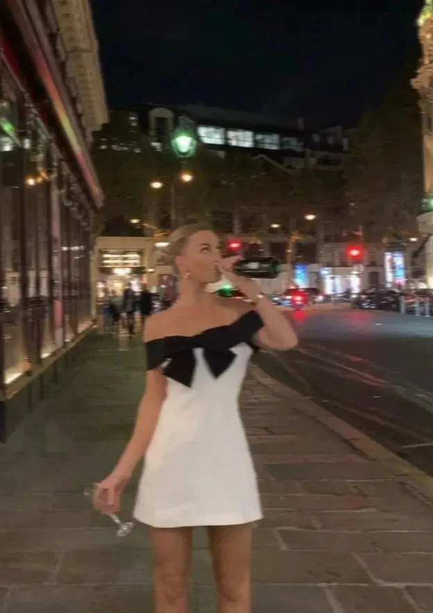 Eloise | Weißes Minikleid mit Schwarzer Schleife & Carmen-Ausschnitt - Image 11