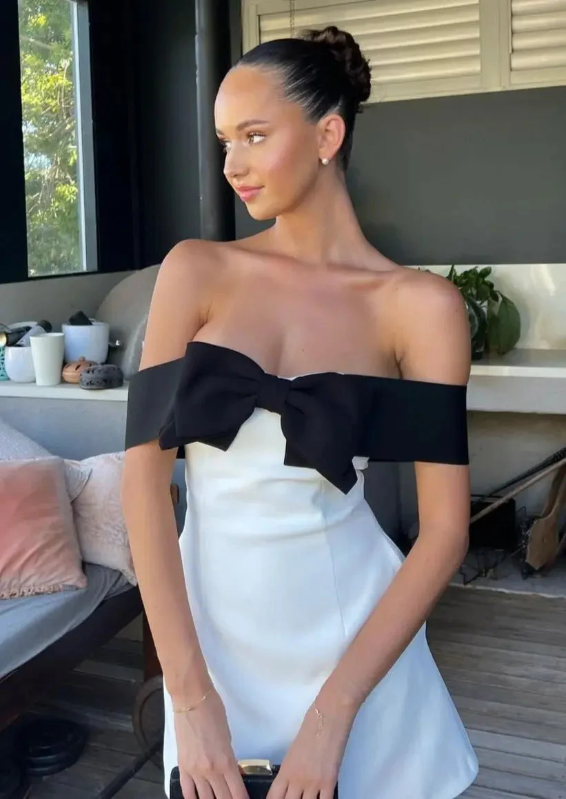 Eloise | Weißes Minikleid mit Schwarzer Schleife & Carmen-Ausschnitt - Image 2