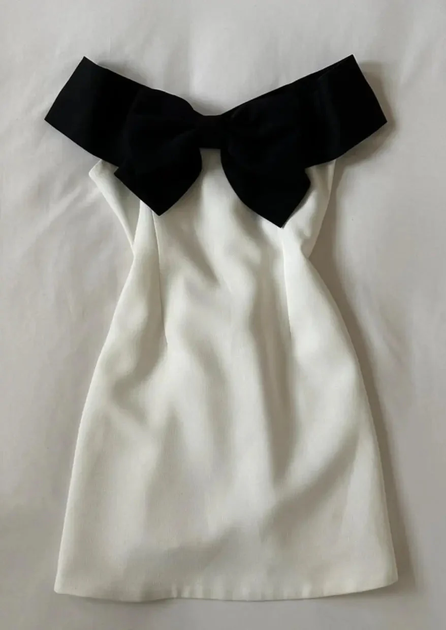 Eloise | Weißes Minikleid mit Schwarzer Schleife & Carmen-Ausschnitt - Image 7