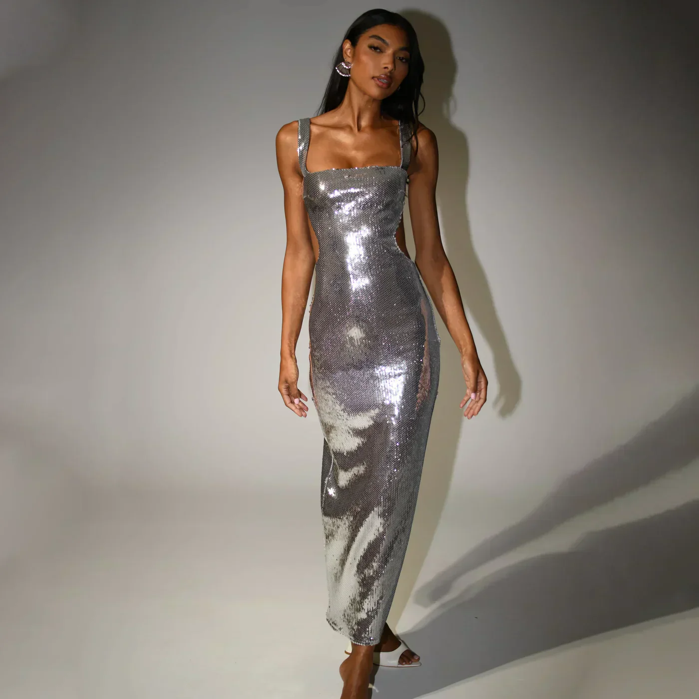 Emilia| Glänzendes Maxikleid mit Spaghetti-Trägern - Image 4