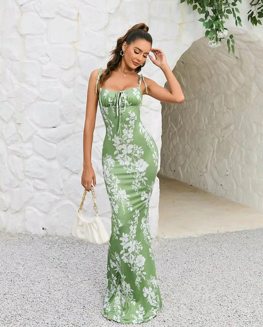Figurbetonendes Maxikleid mit Blumenmuster und Schleifendetails – weiblicher Sommertraum - Image 6