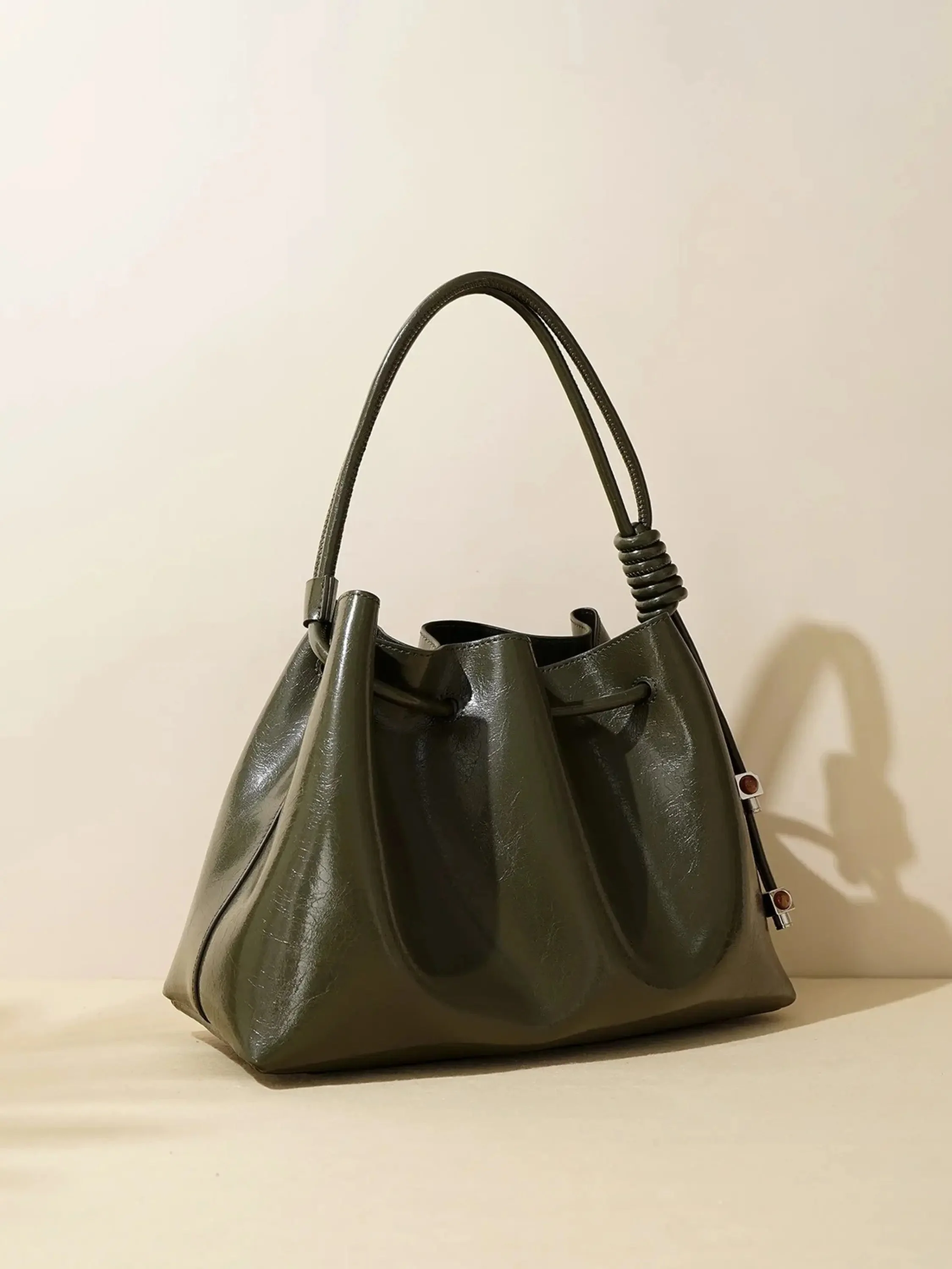 Friederike | Glänzende Handtasche mit Kordelzug - Image 8