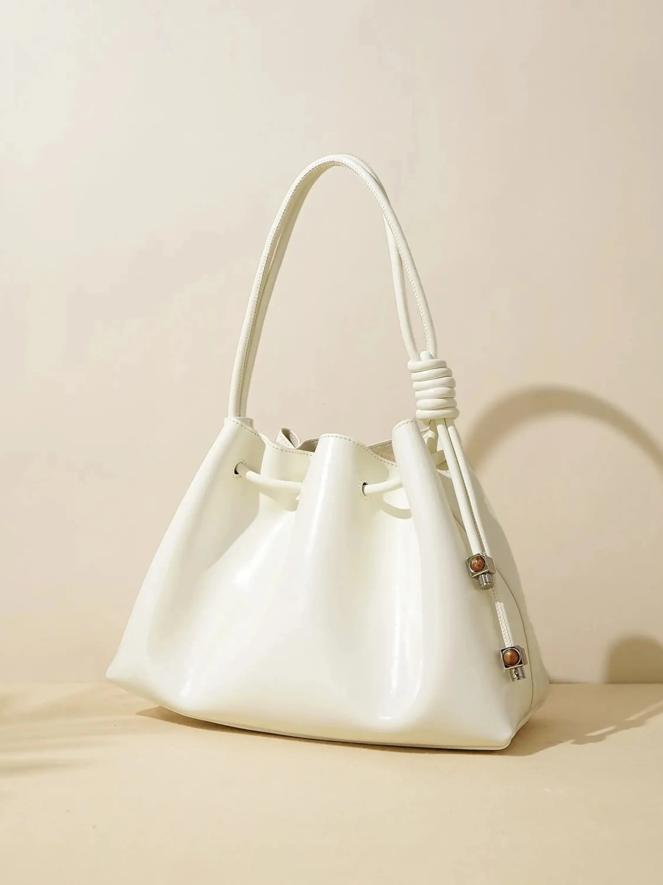 Friederike | Glänzende Handtasche mit Kordelzug - Image 9