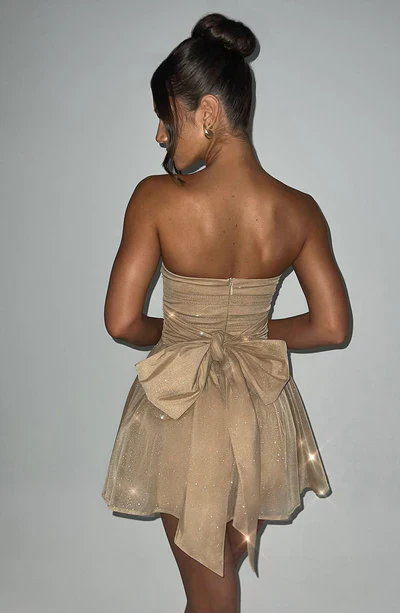 Katrina | Schulterfreies Minikleid mit Glitzerdetails und Ausgestelltem Rock - Image 2