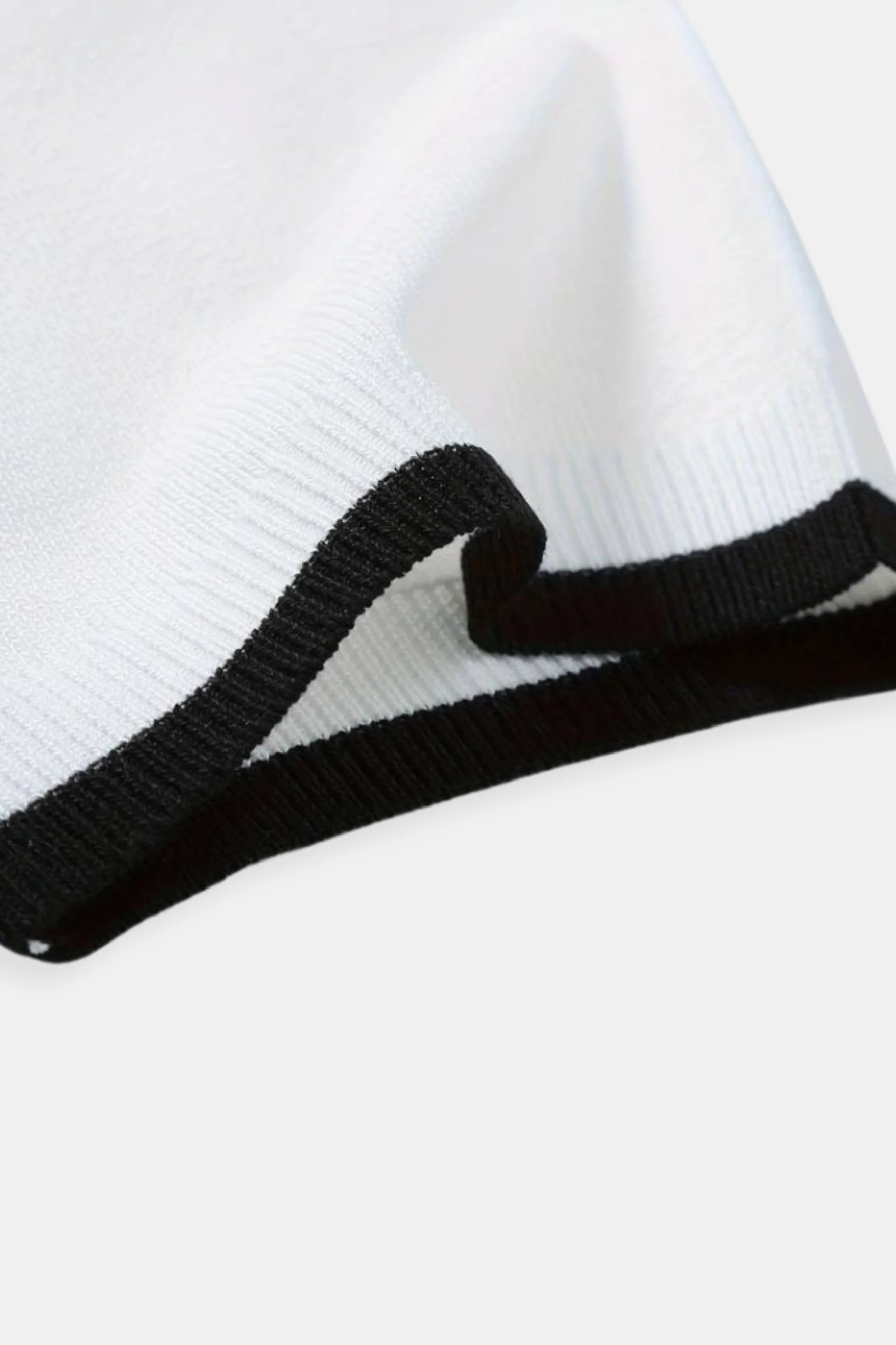 Klassisches Poloshirt mit Reißverschluss und Kontrastdetails - Image 8
