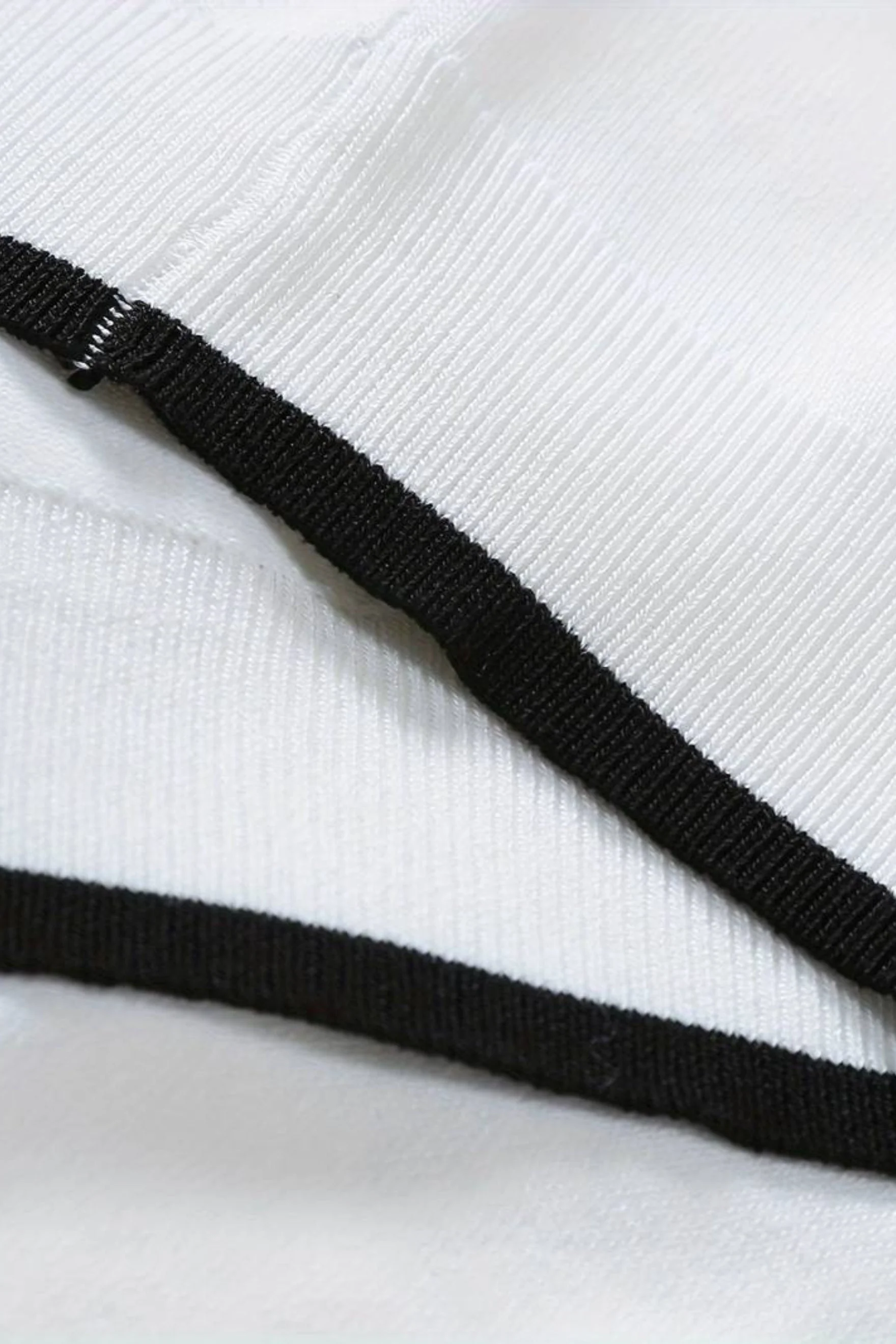Klassisches Poloshirt mit Reißverschluss und Kontrastdetails - Image 9