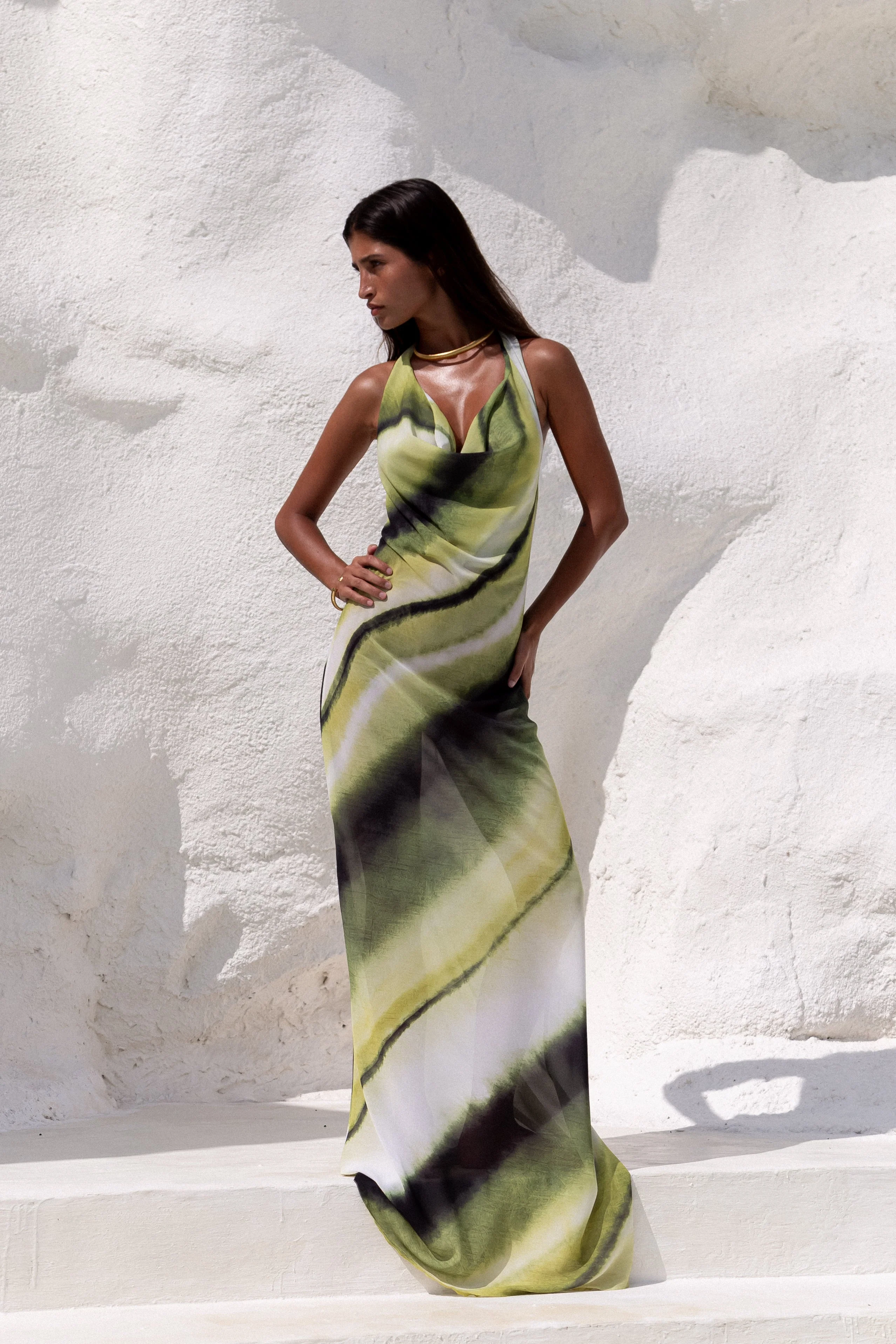 Lange Halterkleid mit V-Ausschnitt für den Sommer - Image 3