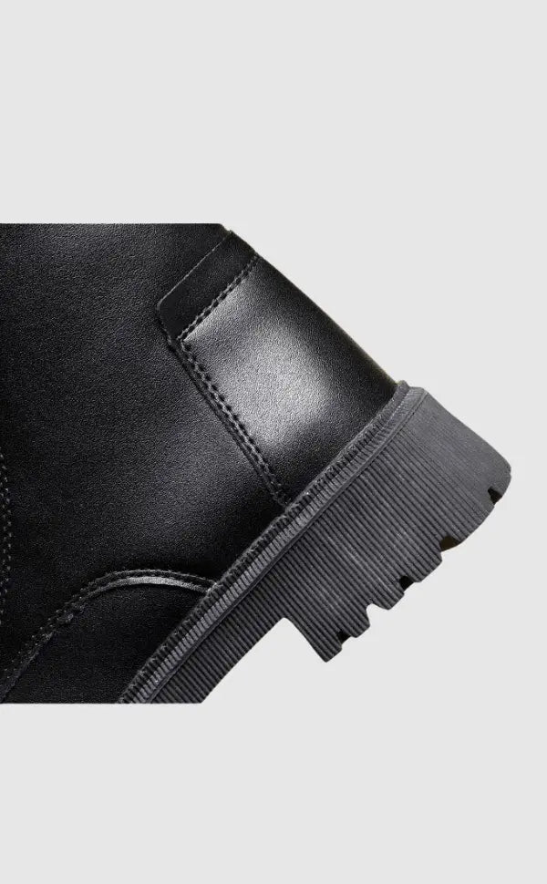 Lia | Schwarze gefütterte Schnürschuhe mit Profilsohle - Image 2