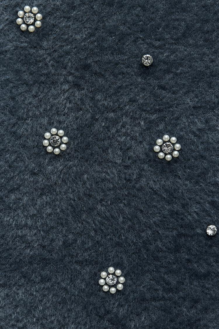 Lola | Strick Minikleid mit Perlen und Rüschensaum - Image 5