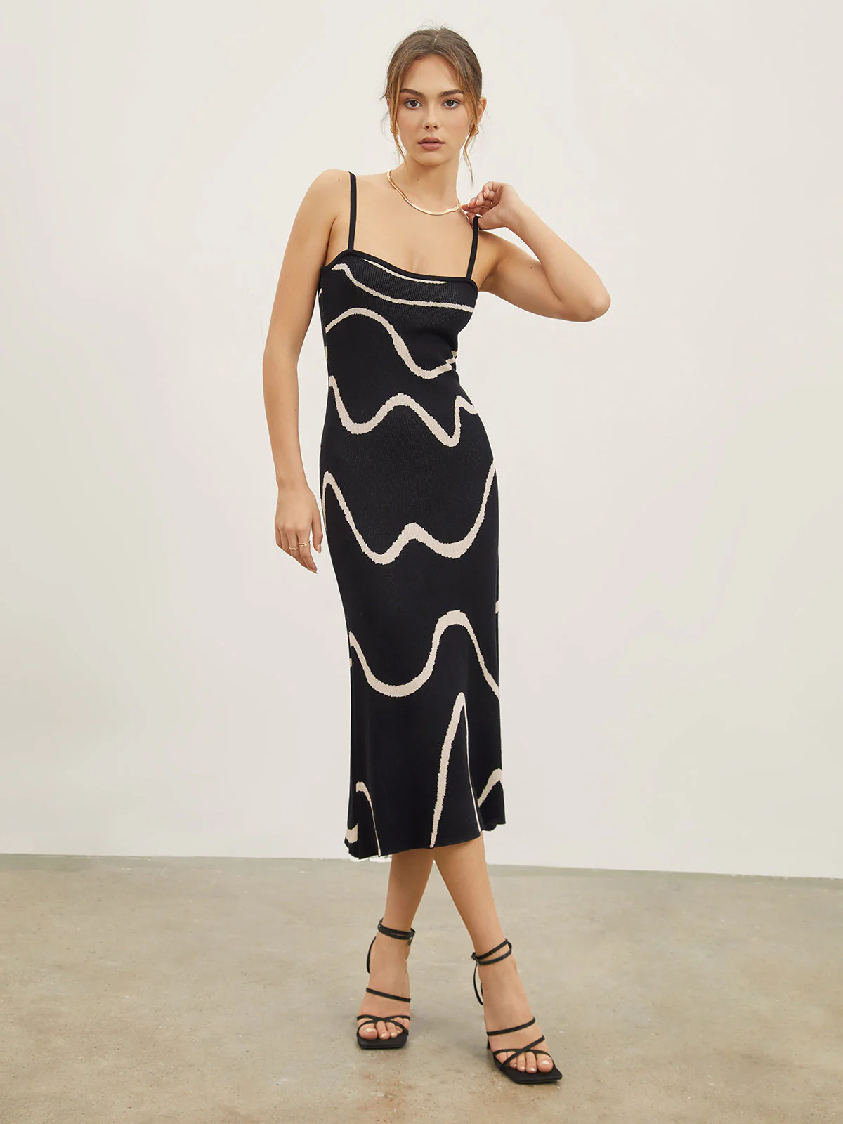 Maisie | Figurbetonendes Midikleid mit abstraktem Muster und zarten Spaghettiträgern - Image 2