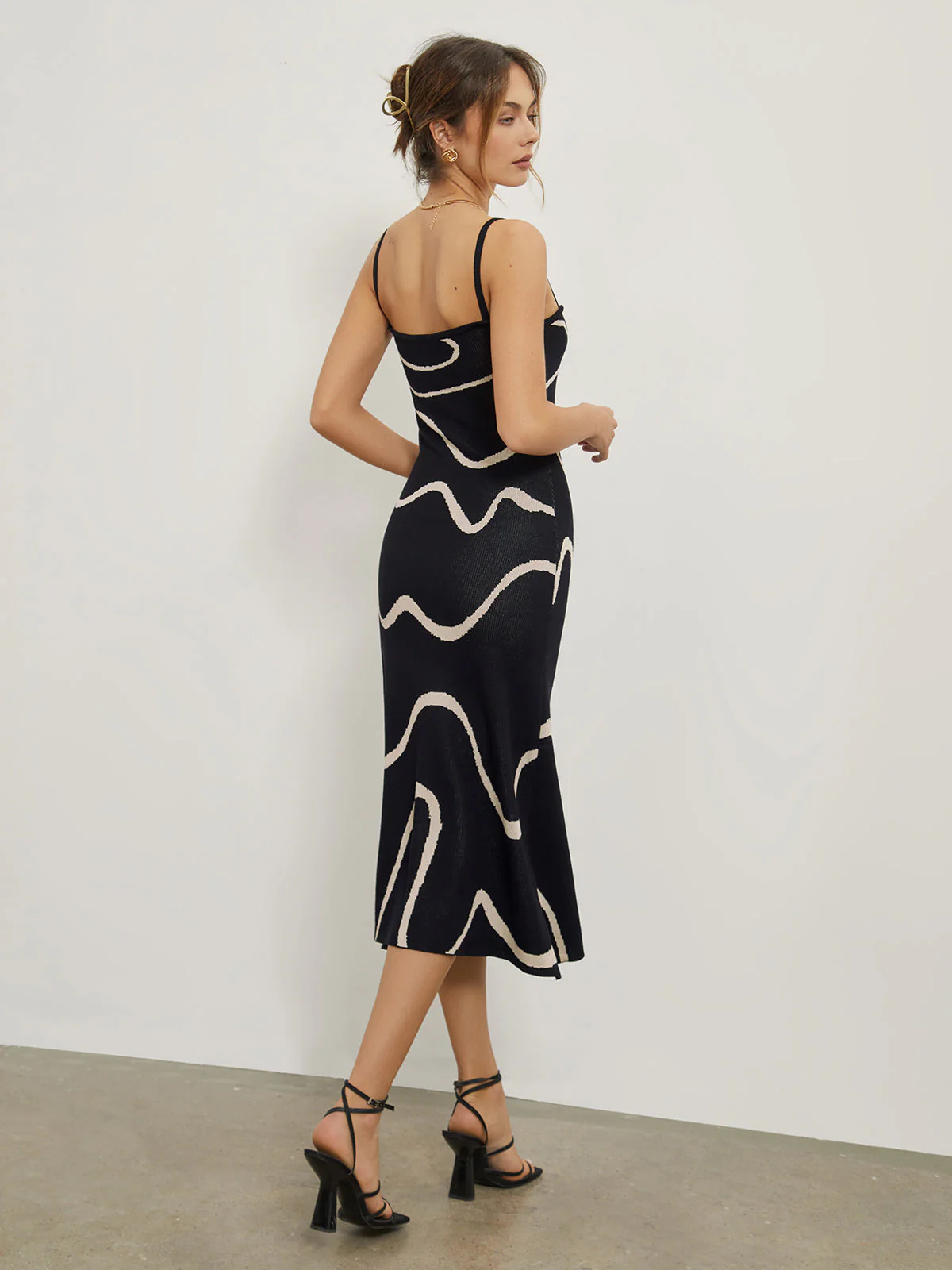 Maisie | Figurbetonendes Midikleid mit abstraktem Muster und zarten Spaghettiträgern - Image 4