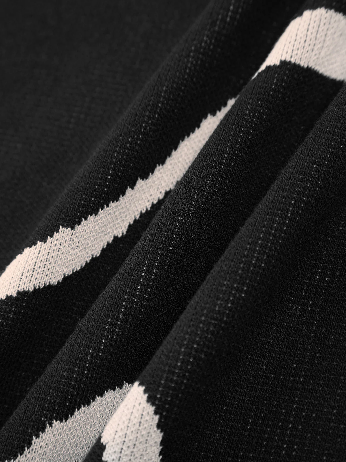 Maisie | Figurbetonendes Midikleid mit abstraktem Muster und zarten Spaghettiträgern - Image 6
