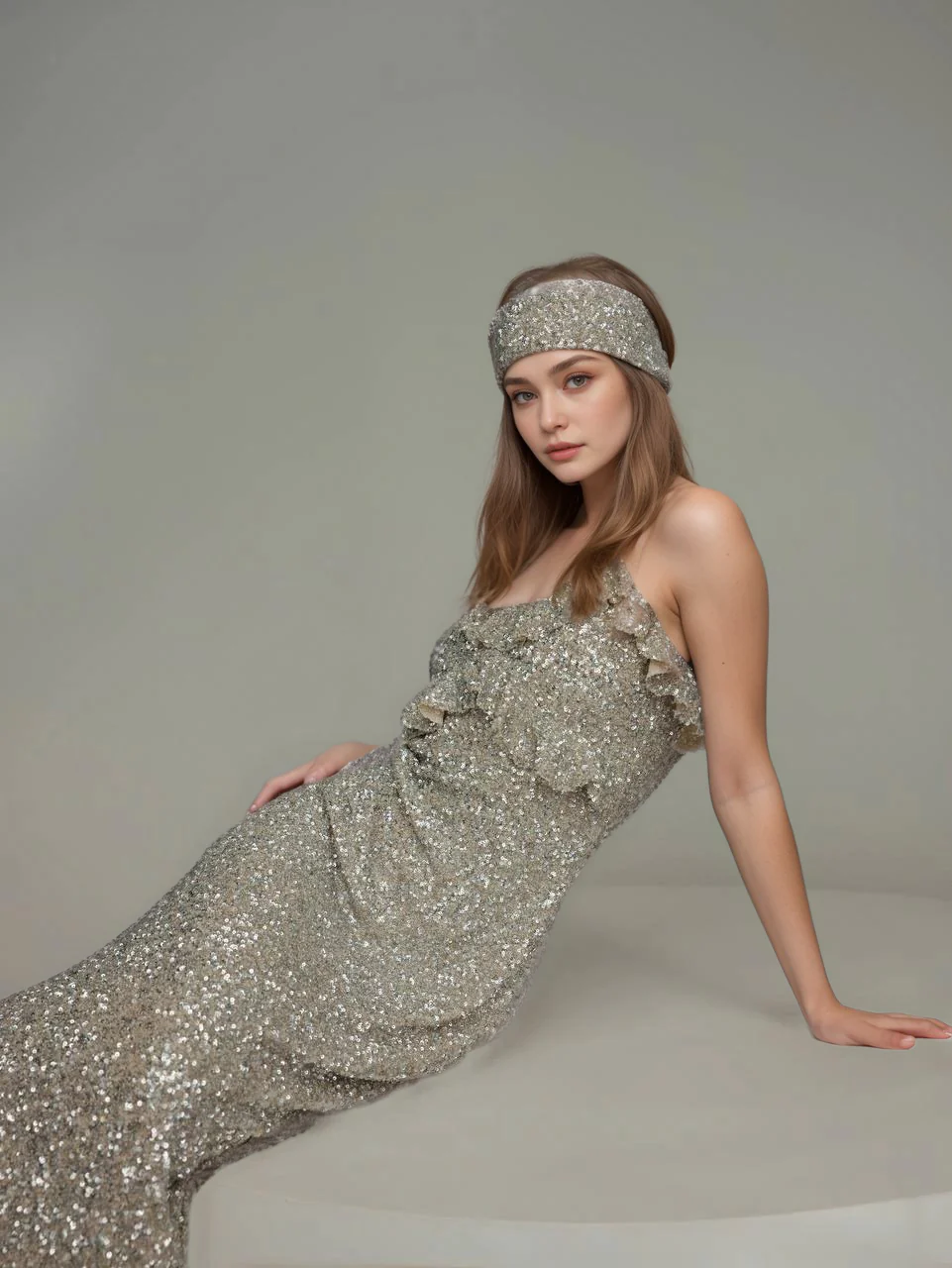 Mia| Glänzendes ärmelloses Kleid mit Rüschen - Image 3