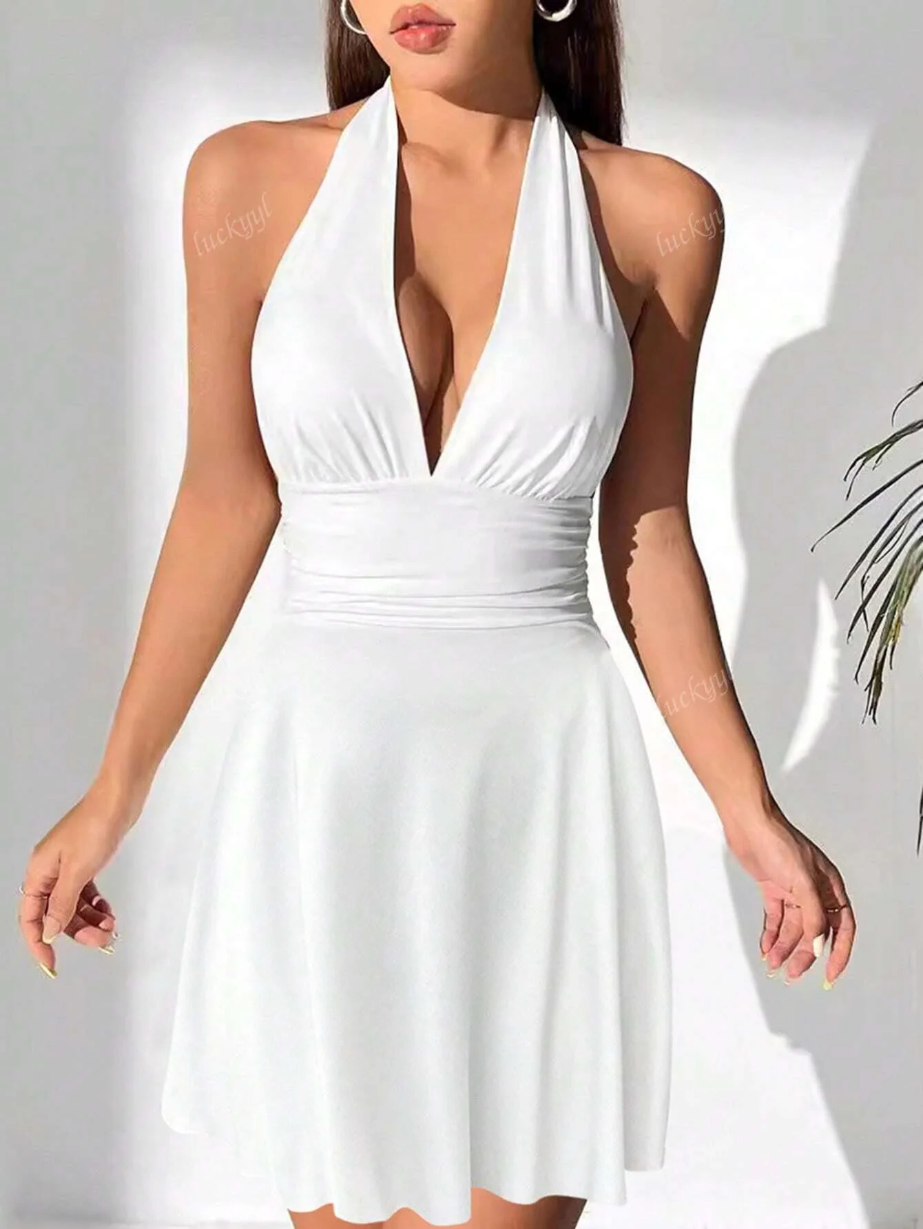Minikleid mit Halterneck und Schwingrock – Figurbetonend & Weiblich - Image 11