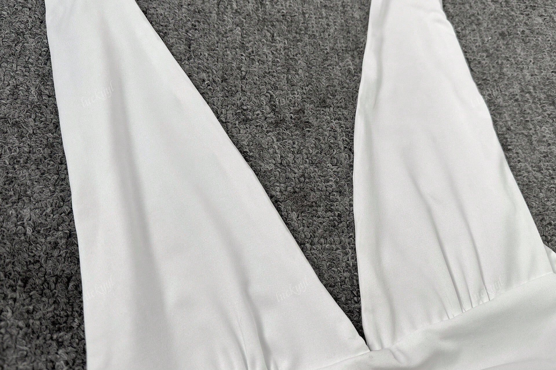 Minikleid mit Halterneck und Schwingrock – Figurbetonend & Weiblich - Image 15