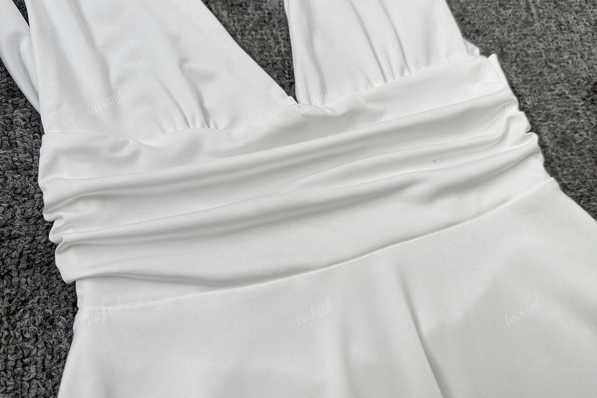 Minikleid mit Halterneck und Schwingrock – Figurbetonend & Weiblich - Image 16