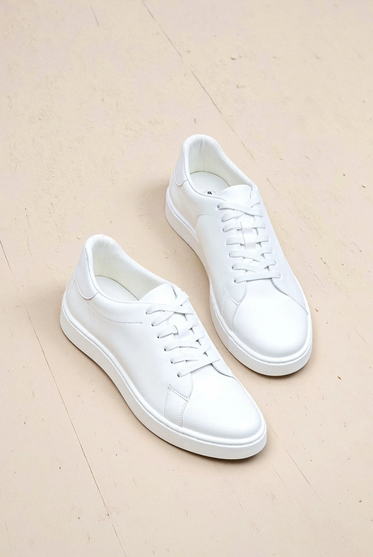 Minimalistische weiße Sneaker – Perfekt für jeden Anlass - Image 3