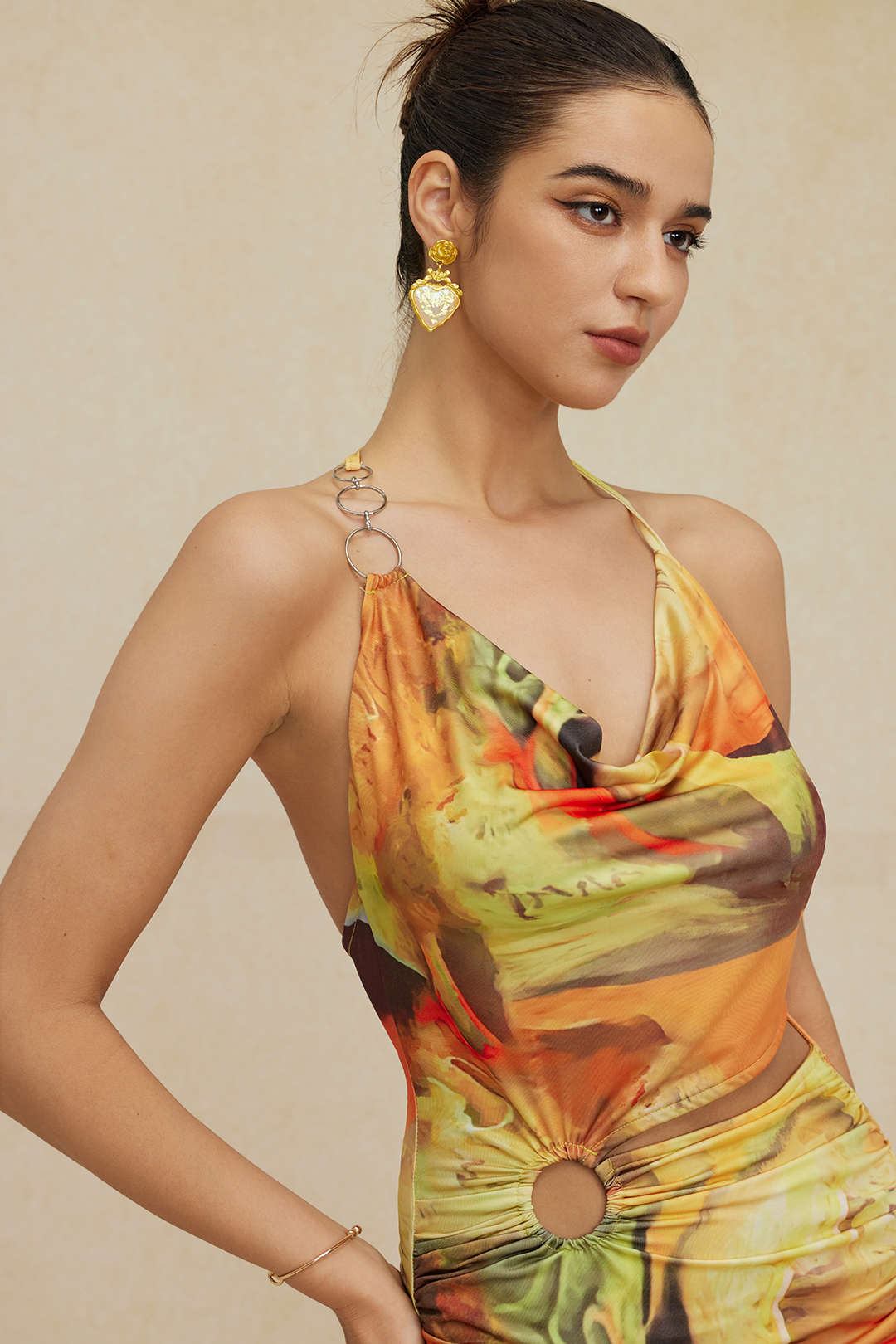 Mira | Asymmetrisches Seitenschlitz Halter-Neck Mini-Kleid mit Kunstdruck - Image 12
