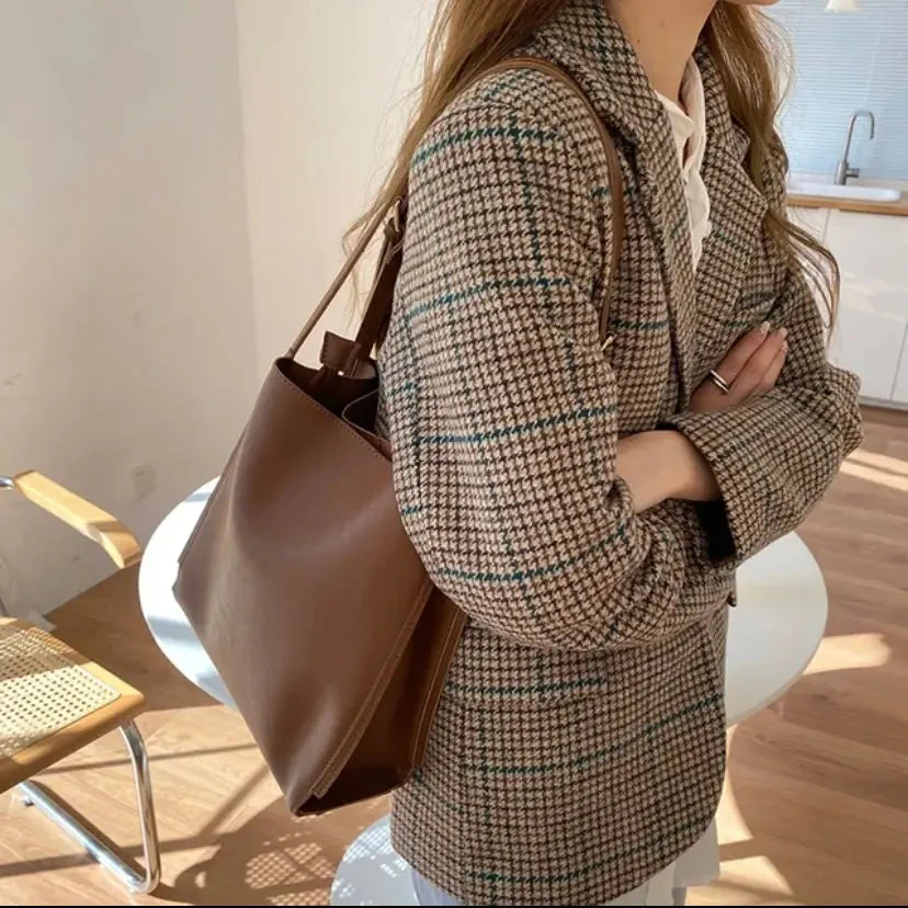 Roos | Boxy Leder Schultertasche mit klaren Linien und schmalem Band - Image 16