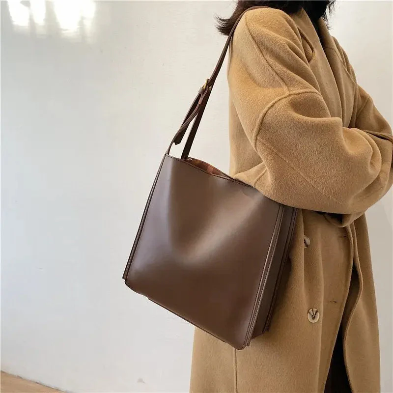 Roos | Boxy Leder Schultertasche mit klaren Linien und schmalem Band - Image 9