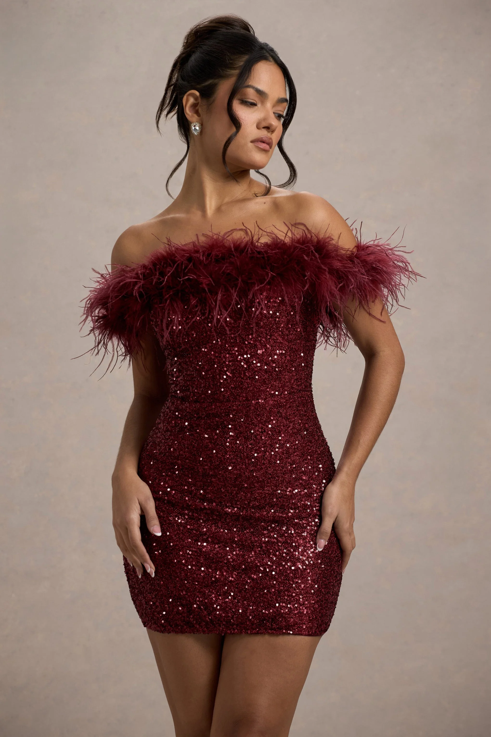 Sara | Pailletten-Minikleid mit Off-Shoulder Federverzierung - Image 10
