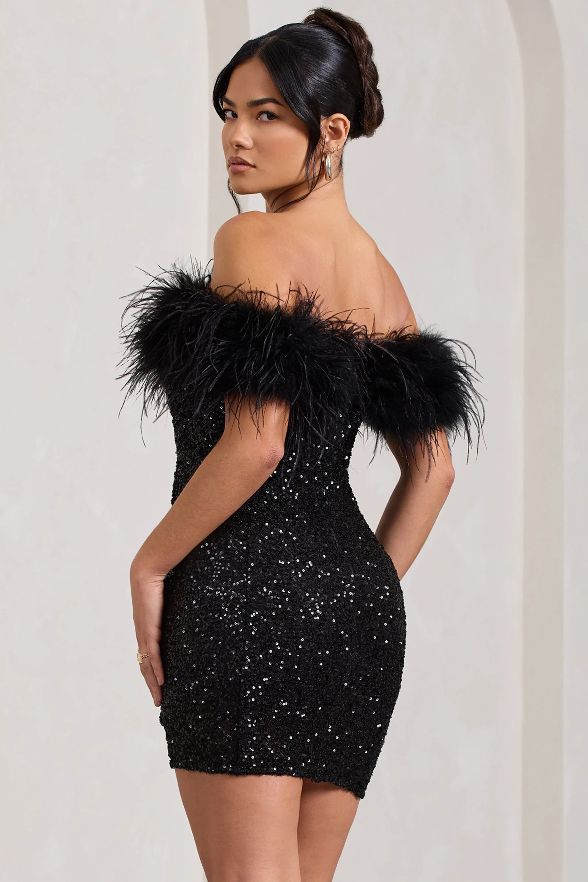 Sara | Pailletten-Minikleid mit Off-Shoulder Federverzierung - Image 2