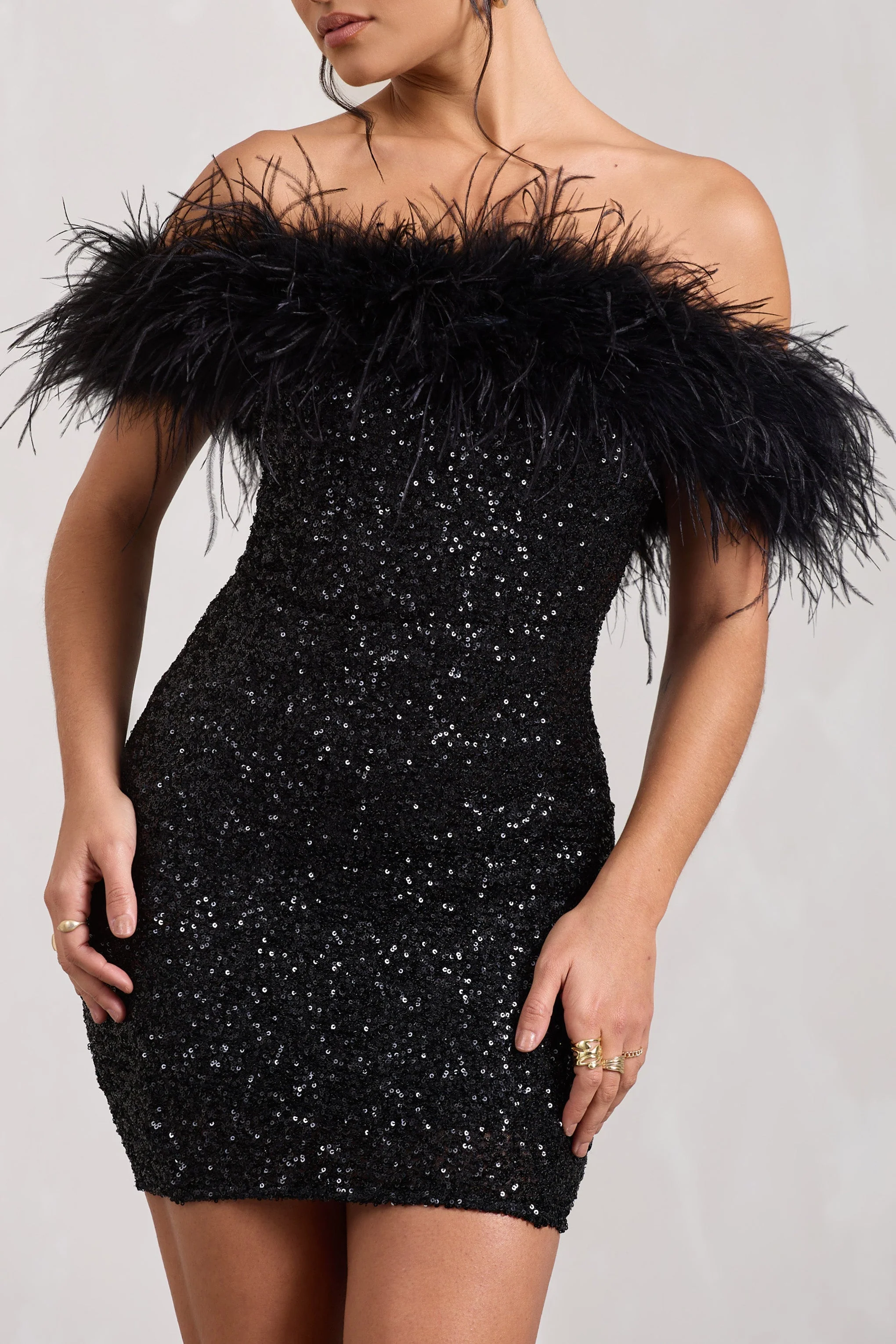 Sara | Pailletten-Minikleid mit Off-Shoulder Federverzierung - Image 3