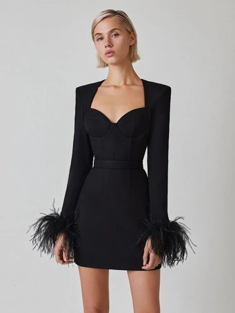 Sofia | Elegantes Minikleid mit Federdetails - Image 3