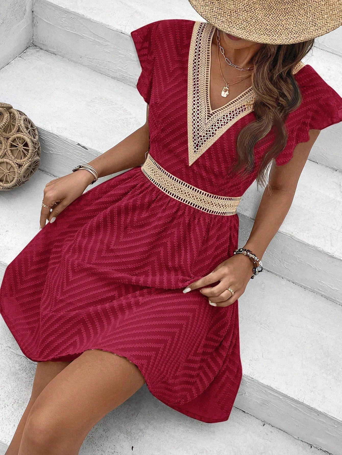 Sommerkleid mit V-Ausschnitt & Häkelrand – Luftiges Kurzarmkleid mit Taillengürtel - Image 11