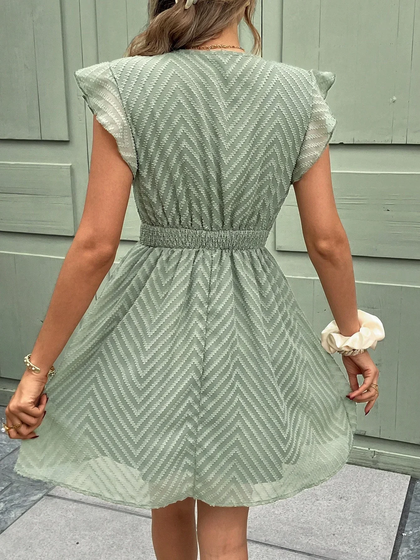 Sommerkleid mit V-Ausschnitt & Häkelrand – Luftiges Kurzarmkleid mit Taillengürtel - Image 2