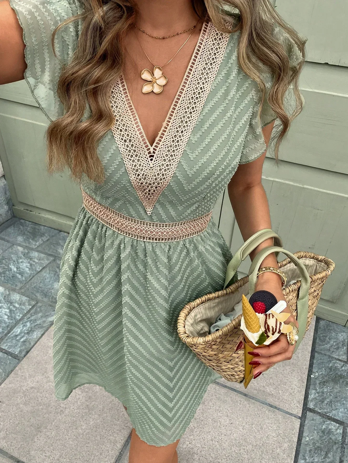 Sommerkleid mit V-Ausschnitt & Häkelrand – Luftiges Kurzarmkleid mit Taillengürtel - Image 5