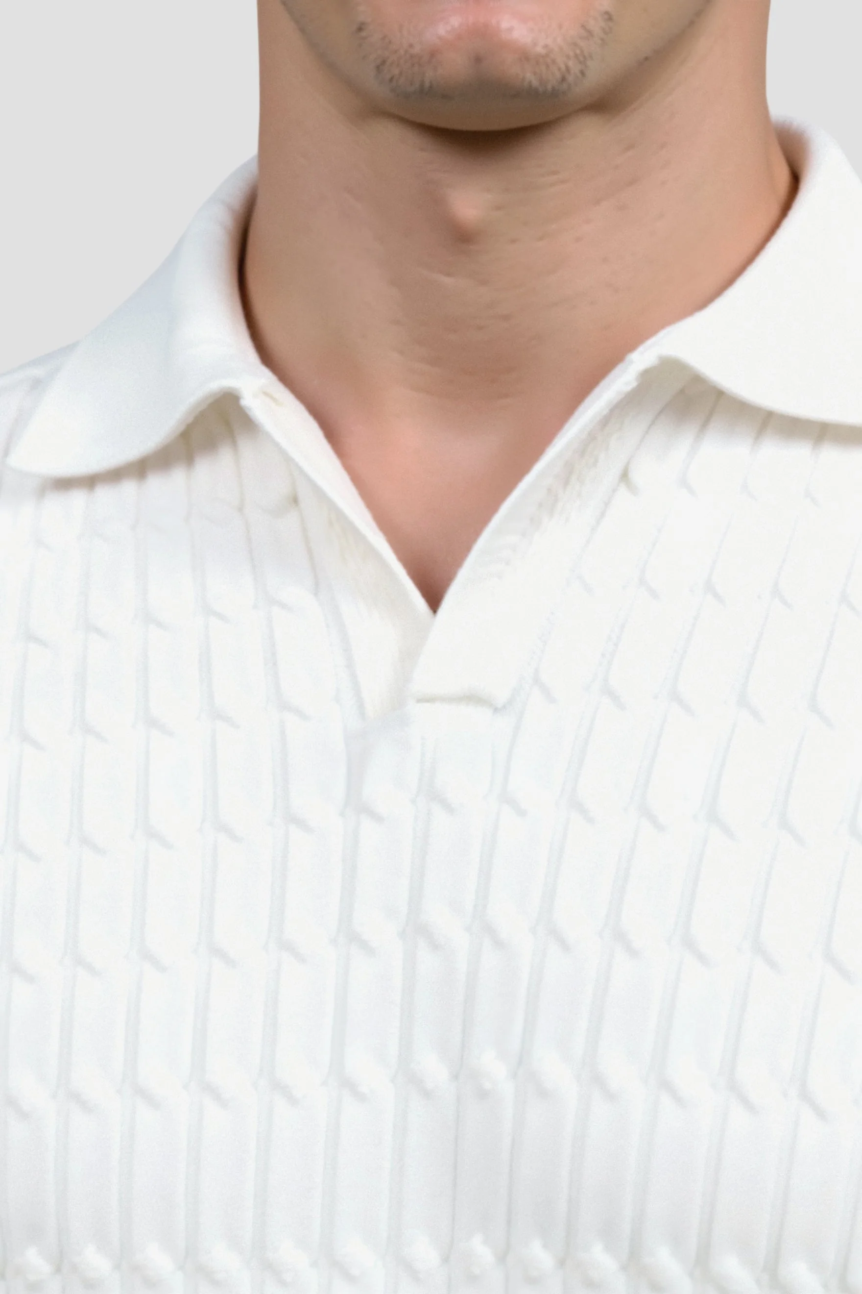 Weißes gestricktes Poloshirt mit Strukturmuster - Image 4